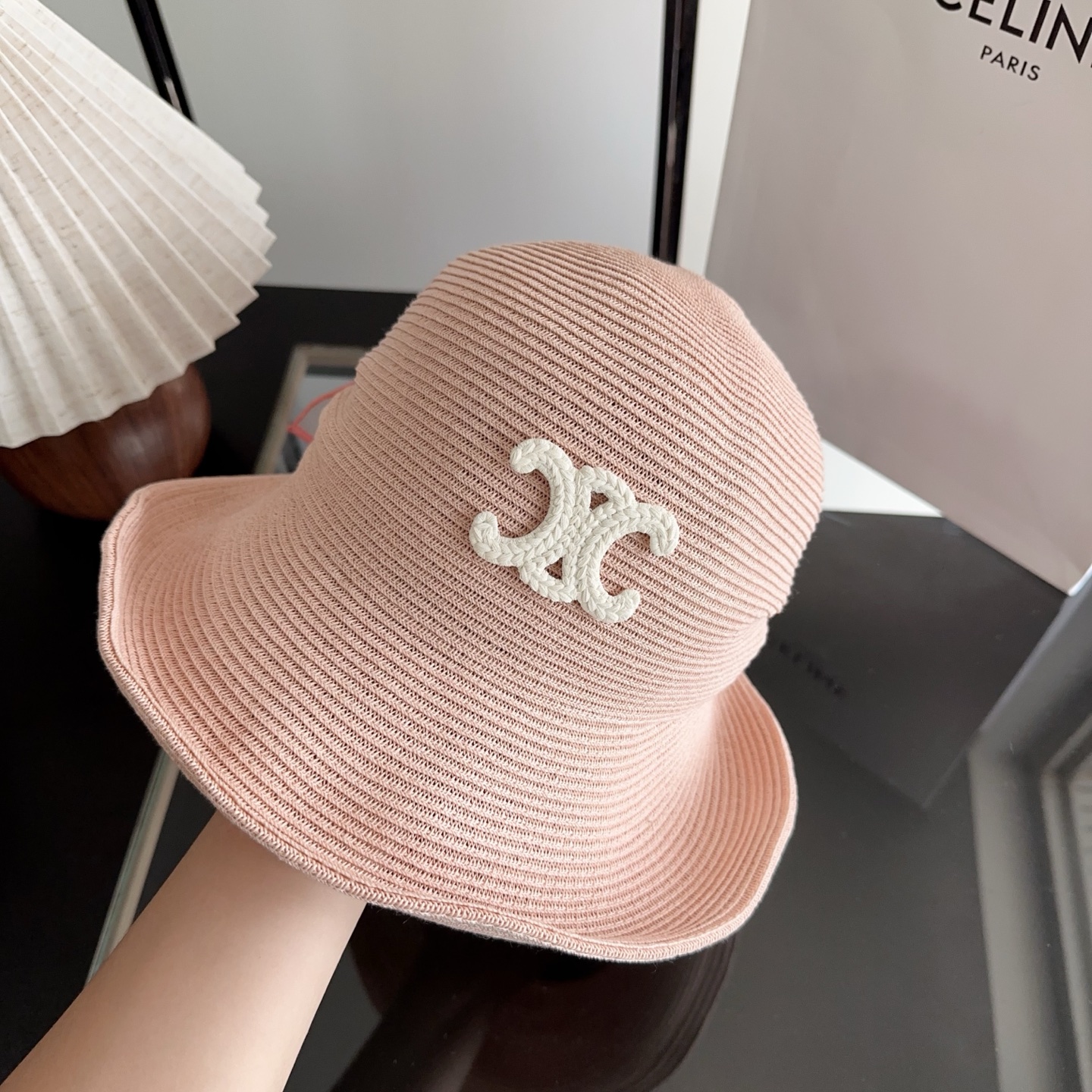 Celine 新款凯旋门编织草帽 拉菲草自带的味道真的很好闻~ 这个编织的草帽软软的 可以折起来 不会变形！ 内又松紧带