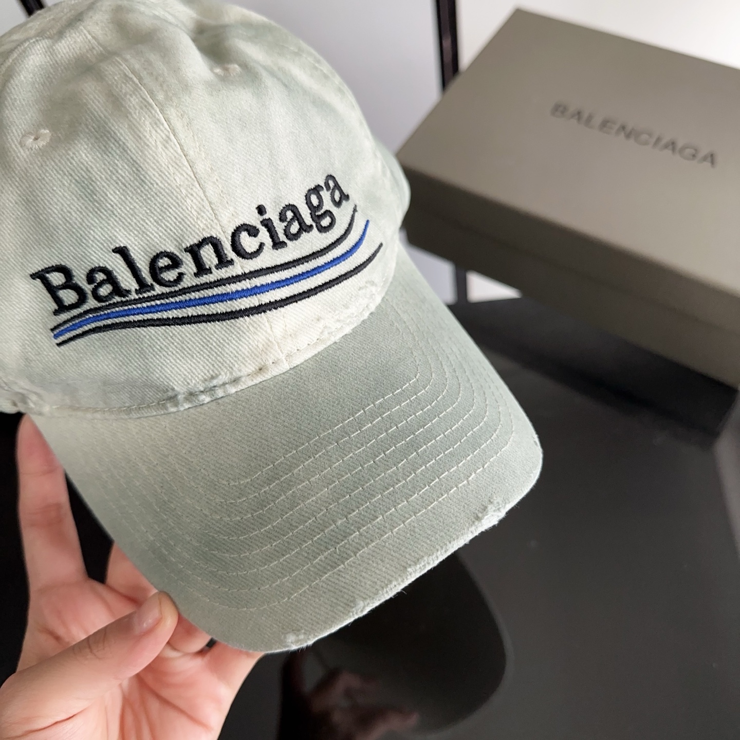Balencia*a 巴黎世家刺绣字母新款棒球帽 现货秒发🧢简约时尚超级无敌好看的帽子！情侣款！