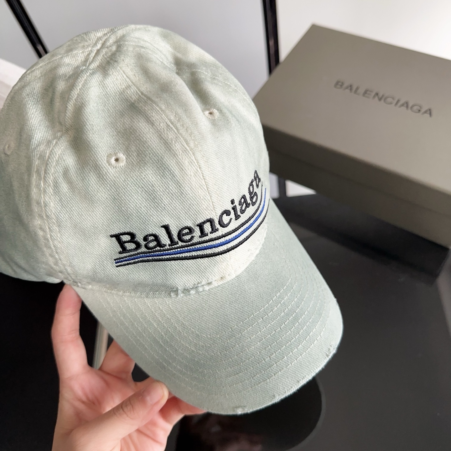Balencia*a 巴黎世家刺绣字母新款棒球帽 现货秒发🧢简约时尚超级无敌好看的帽子！情侣款！
