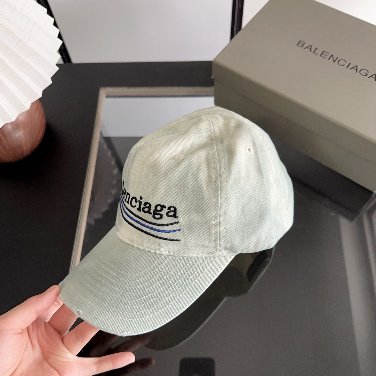 Balencia*a 巴黎世家刺绣字母新款棒球帽 现货秒发🧢简约时尚超级无敌好看的帽子！情侣款！