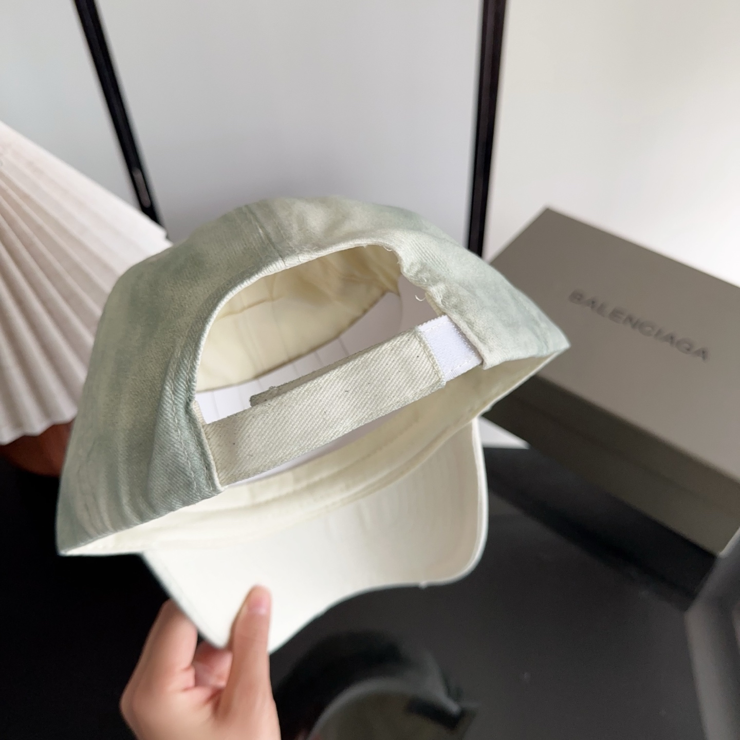 Balencia*a 巴黎世家刺绣字母新款棒球帽 现货秒发🧢简约时尚超级无敌好看的帽子！情侣款！