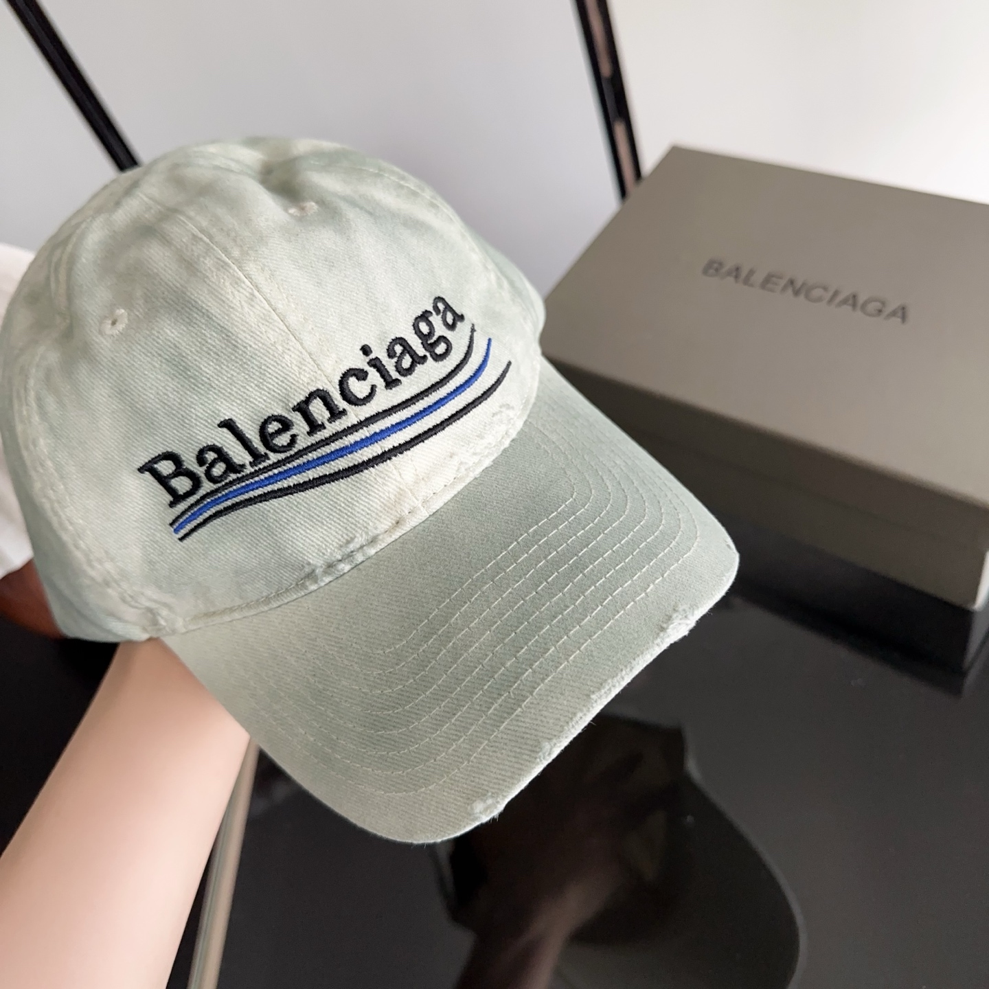 Balencia*a 巴黎世家刺绣字母新款棒球帽 现货秒发🧢简约时尚超级无敌好看的帽子！情侣款！