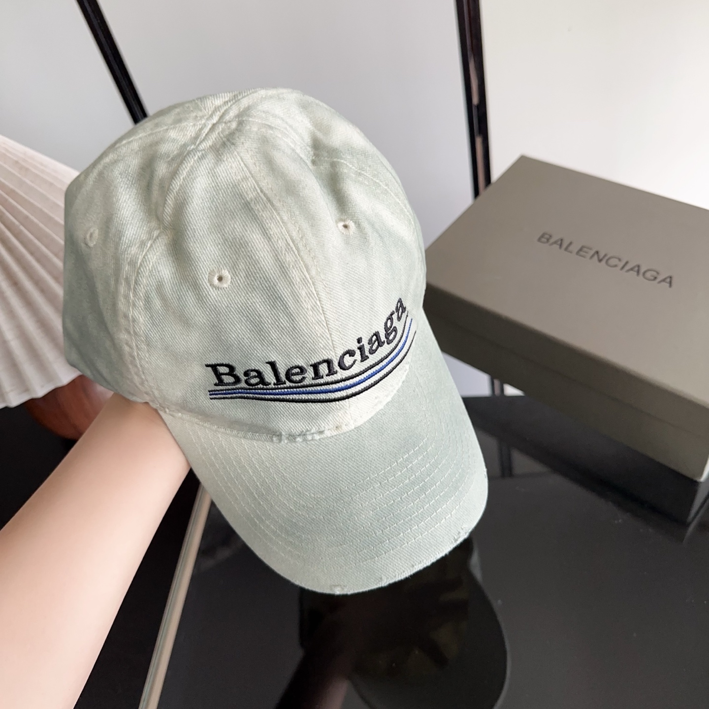 Balencia*a 巴黎世家刺绣字母新款棒球帽 现货秒发🧢简约时尚超级无敌好看的帽子！情侣款！