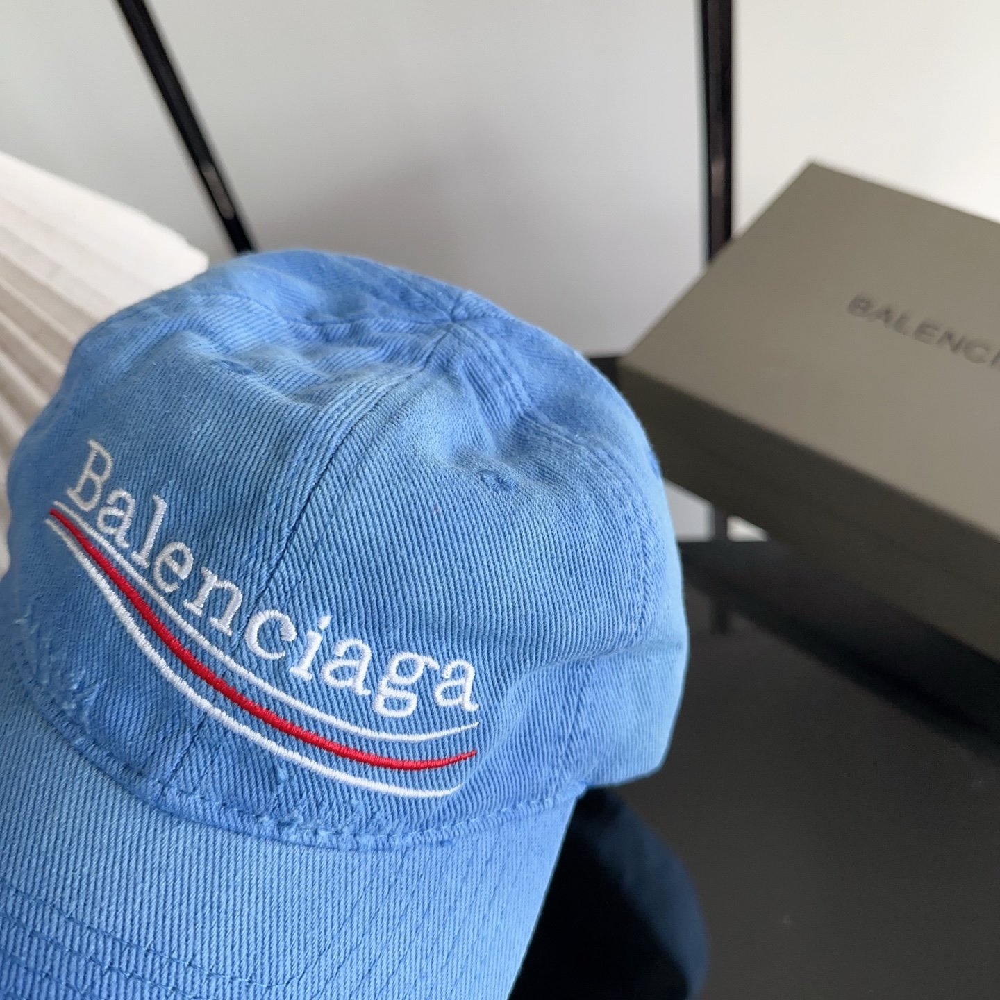 Balencia*a 巴黎世家刺绣字母新款棒球帽 现货秒发🧢简约时尚超级无敌好看的帽子！情侣款！