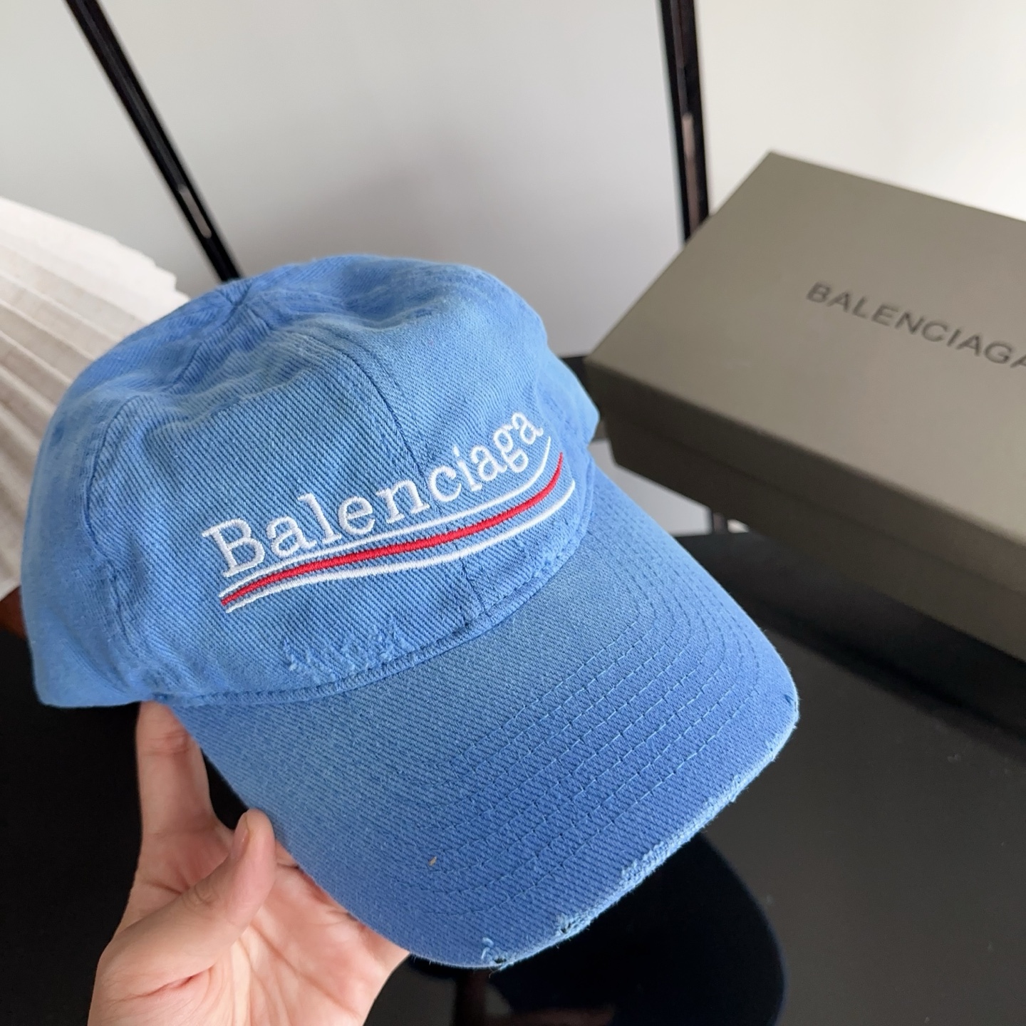 Balencia*a 巴黎世家刺绣字母新款棒球帽 现货秒发🧢简约时尚超级无敌好看的帽子！情侣款！