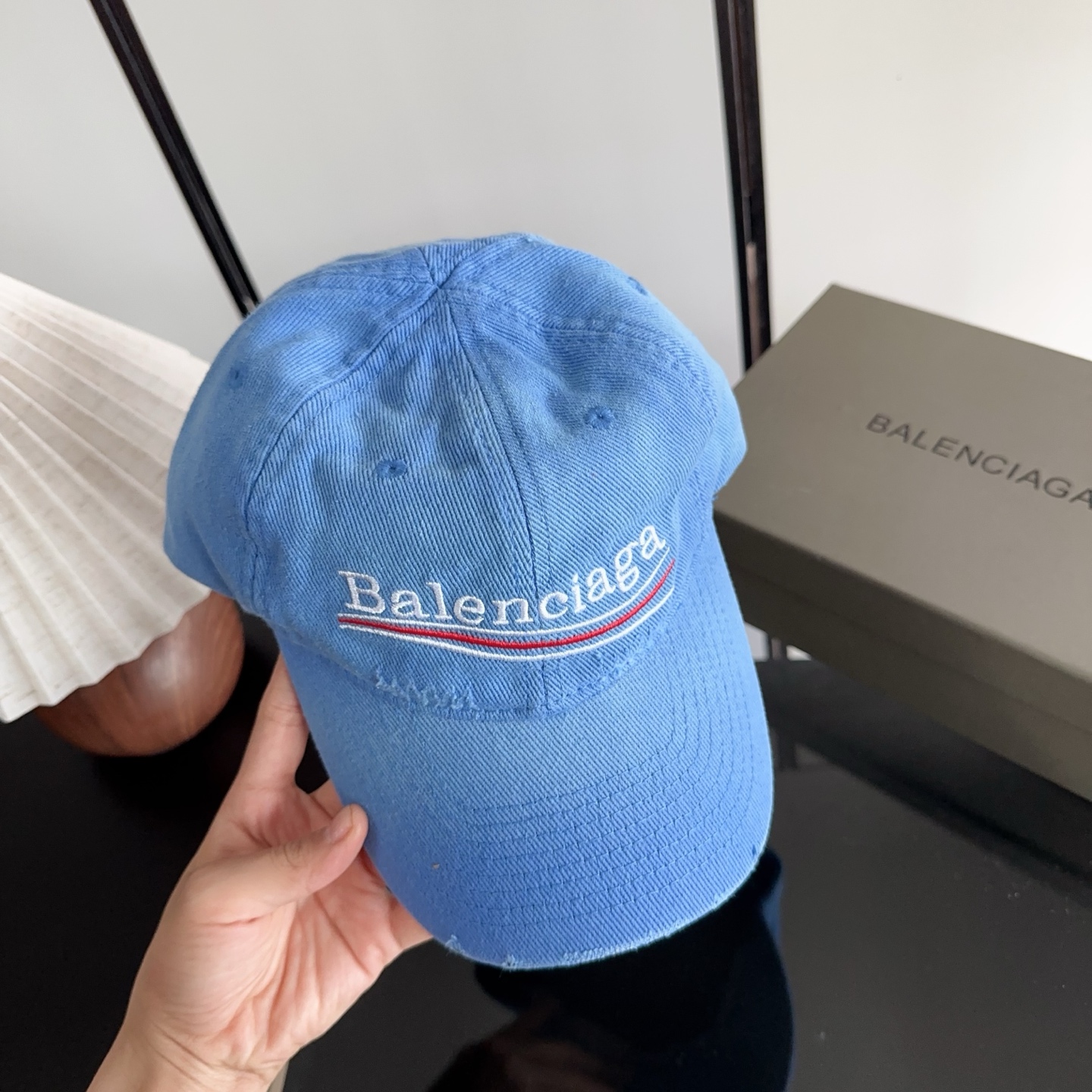 Balencia*a 巴黎世家刺绣字母新款棒球帽 现货秒发🧢简约时尚超级无敌好看的帽子！情侣款！