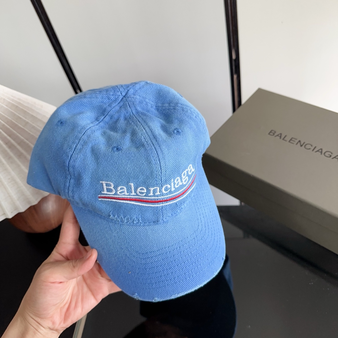 Balencia*a 巴黎世家刺绣字母新款棒球帽 现货秒发🧢简约时尚超级无敌好看的帽子！情侣款！