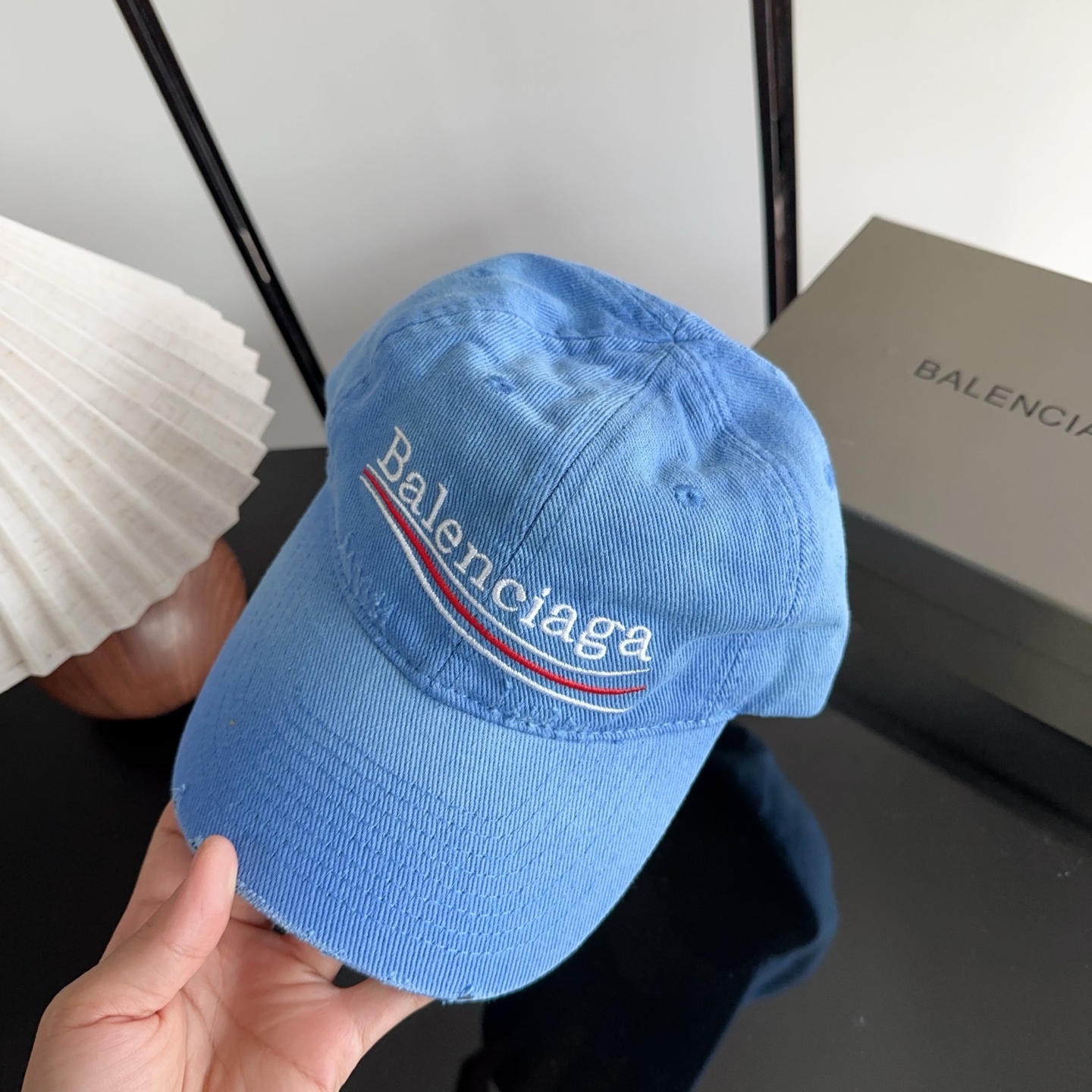 Balencia*a 巴黎世家刺绣字母新款棒球帽 现货秒发🧢简约时尚超级无敌好看的帽子！情侣款！