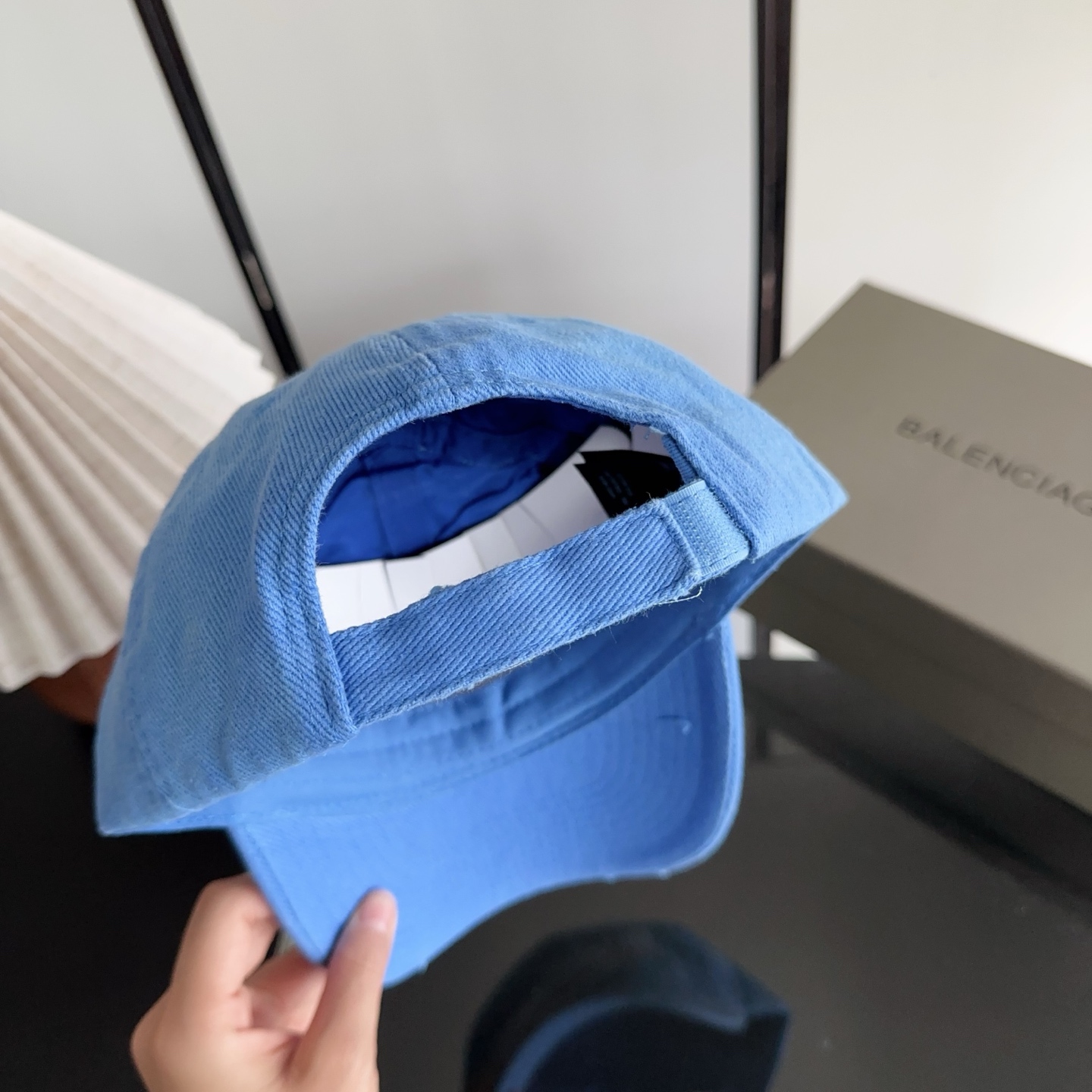 Balencia*a 巴黎世家刺绣字母新款棒球帽 现货秒发🧢简约时尚超级无敌好看的帽子！情侣款！