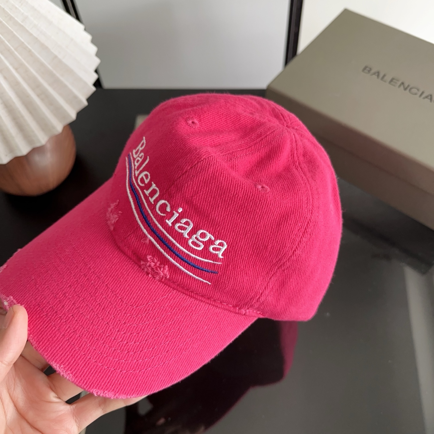 Balencia*a 巴黎世家刺绣字母新款棒球帽 现货秒发🧢简约时尚超级无敌好看的帽子！情侣款！