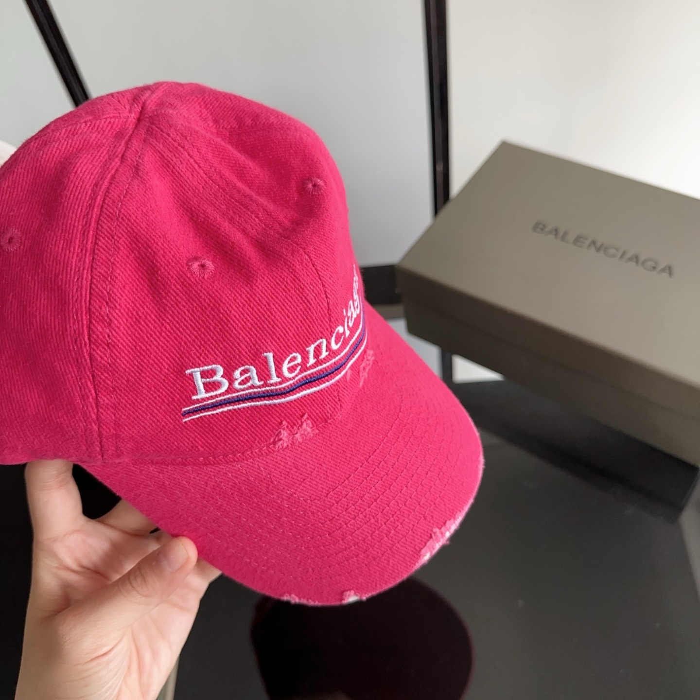 Balencia*a 巴黎世家刺绣字母新款棒球帽 现货秒发🧢简约时尚超级无敌好看的帽子！情侣款！