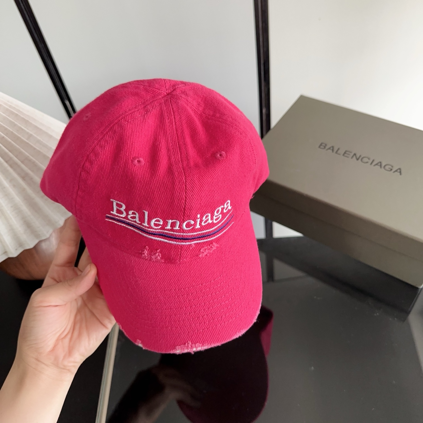 Balencia*a 巴黎世家刺绣字母新款棒球帽 现货秒发🧢简约时尚超级无敌好看的帽子！情侣款！