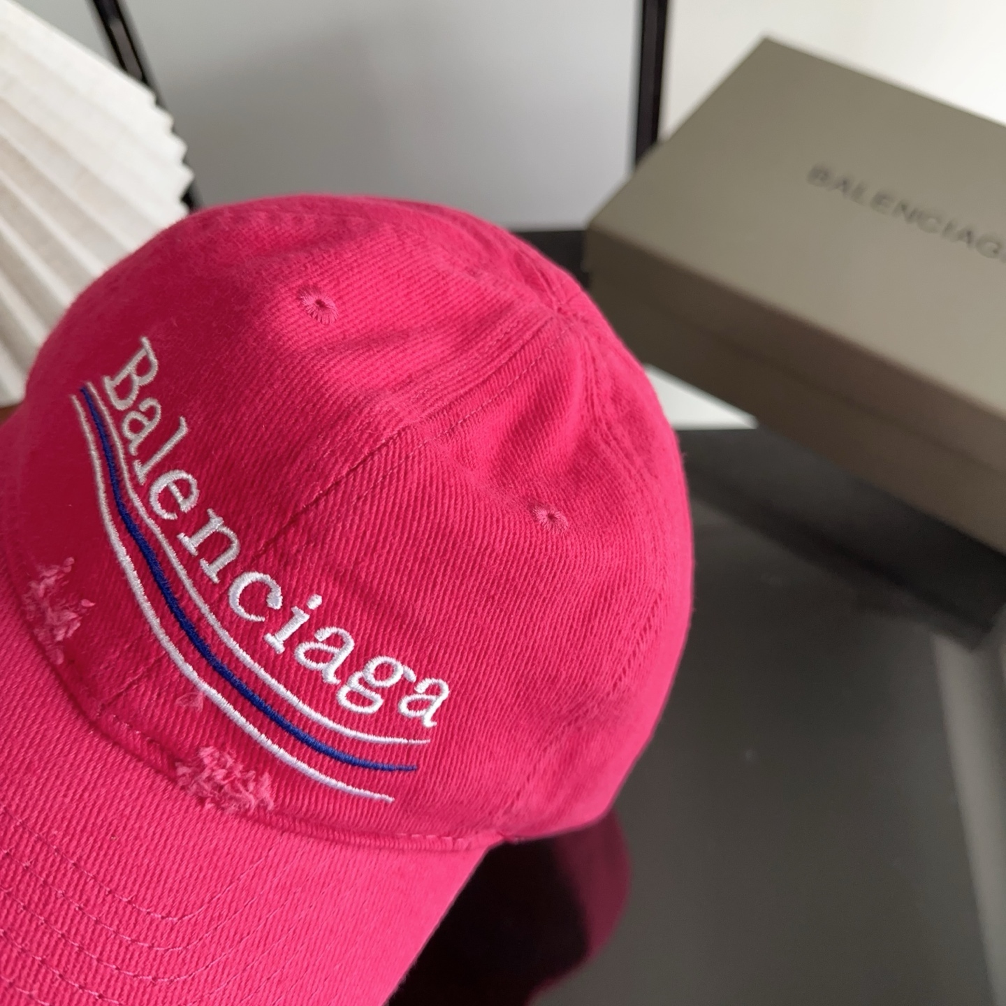 Balencia*a 巴黎世家刺绣字母新款棒球帽 现货秒发🧢简约时尚超级无敌好看的帽子！情侣款！