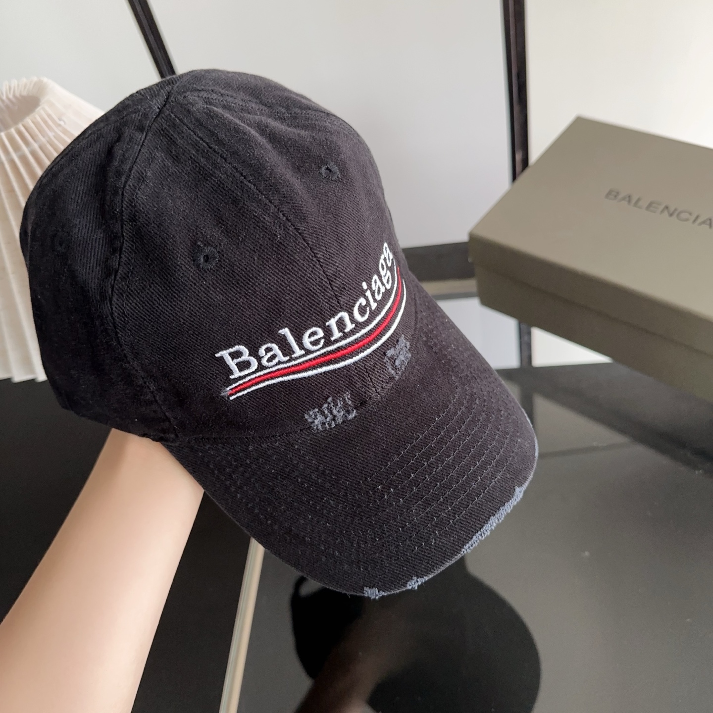 Balencia*a 巴黎世家刺绣字母新款棒球帽 现货秒发🧢简约时尚超级无敌好看的帽子！情侣款！