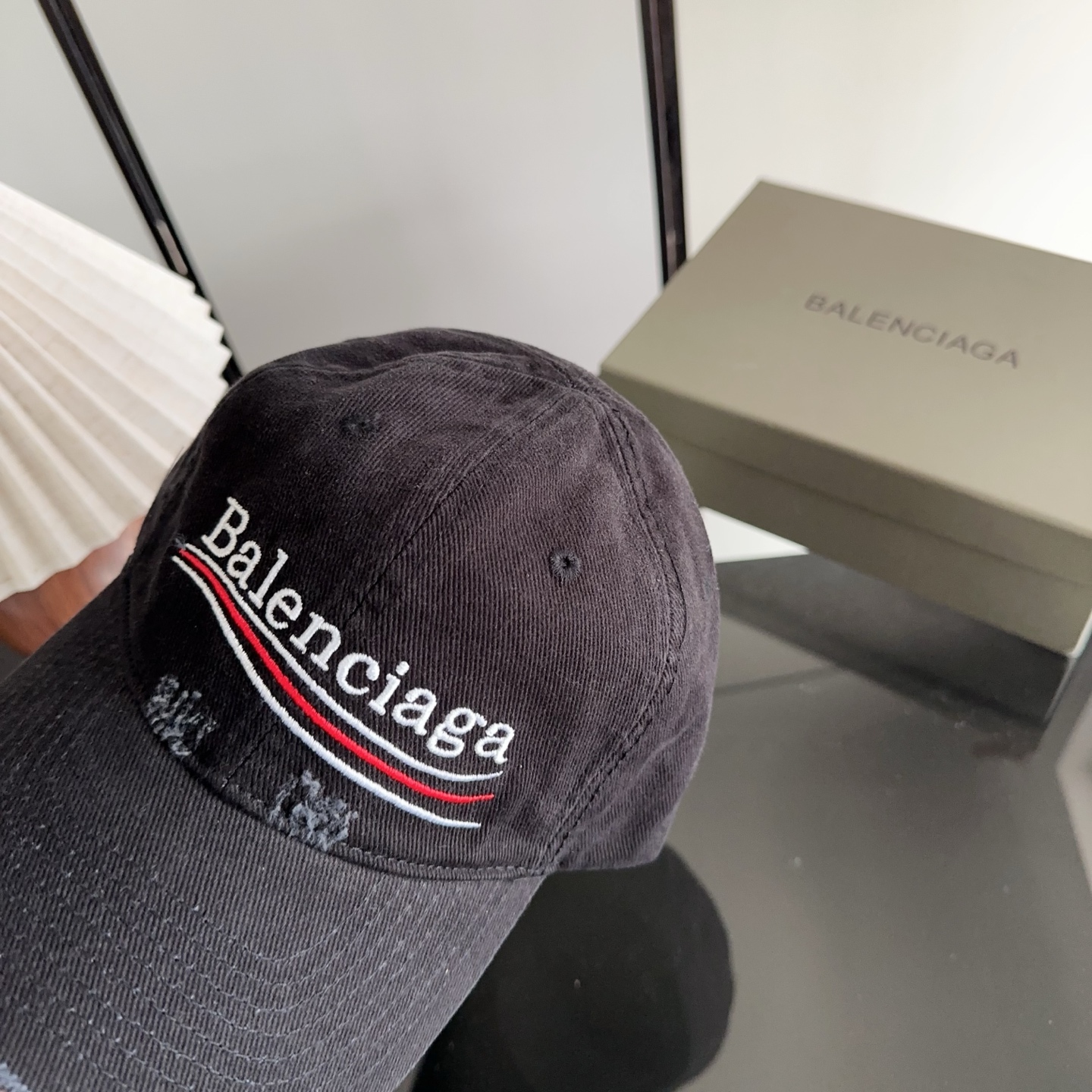 Balencia*a 巴黎世家刺绣字母新款棒球帽 现货秒发🧢简约时尚超级无敌好看的帽子！情侣款！