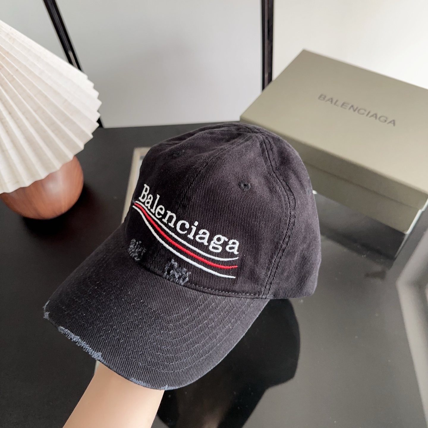Balencia*a 巴黎世家刺绣字母新款棒球帽 现货秒发🧢简约时尚超级无敌好看的帽子！情侣款！