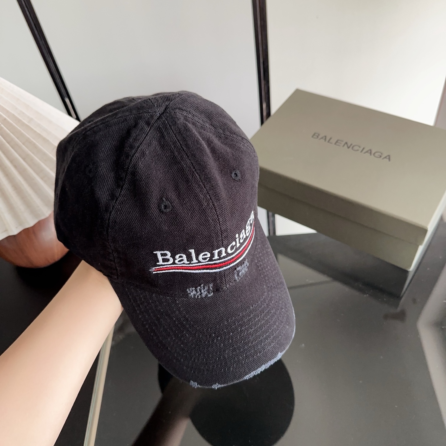 Balencia*a 巴黎世家刺绣字母新款棒球帽 现货秒发🧢简约时尚超级无敌好看的帽子！情侣款！