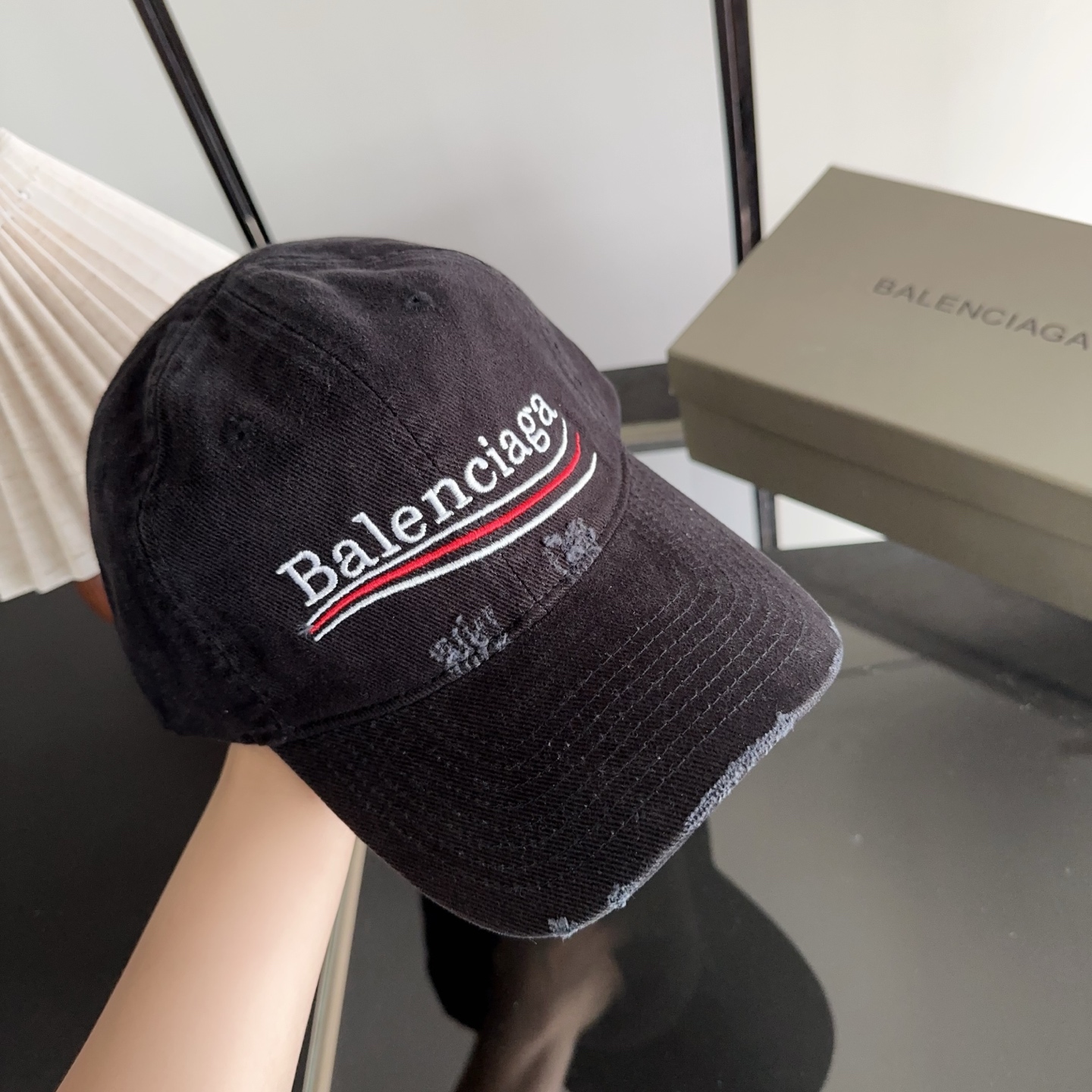Balencia*a 巴黎世家刺绣字母新款棒球帽 现货秒发🧢简约时尚超级无敌好看的帽子！情侣款！