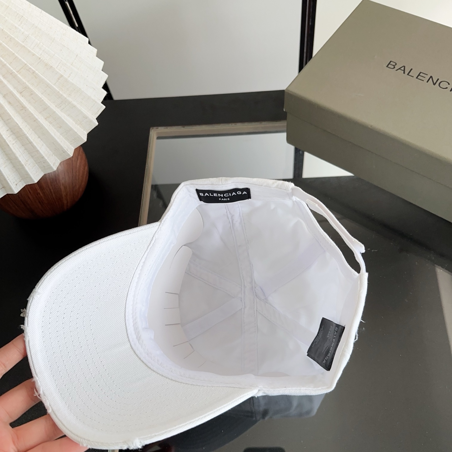 Balencia*a 巴黎世家刺绣字母新款棒球帽 现货秒发🧢简约时尚超级无敌好看的帽子！情侣款！