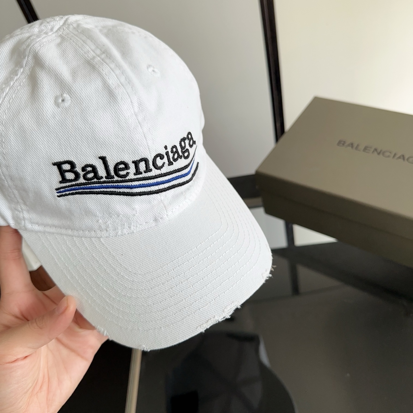 Balencia*a 巴黎世家刺绣字母新款棒球帽 现货秒发🧢简约时尚超级无敌好看的帽子！情侣款！