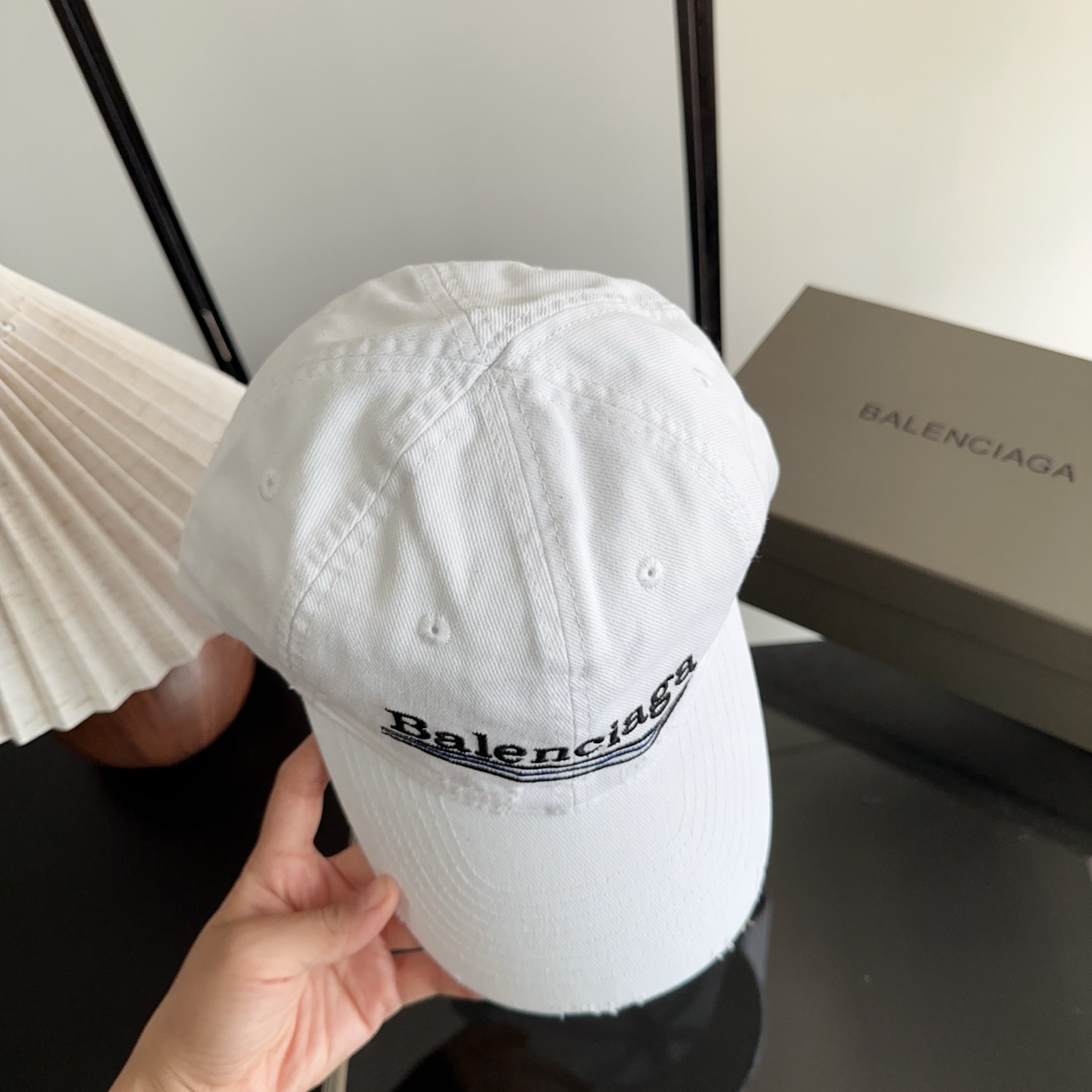 Balencia*a 巴黎世家刺绣字母新款棒球帽 现货秒发🧢简约时尚超级无敌好看的帽子！情侣款！