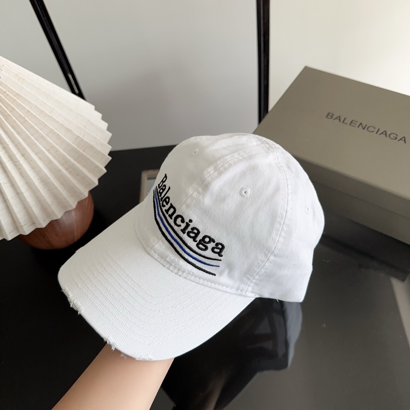 Balencia*a 巴黎世家刺绣字母新款棒球帽 现货秒发🧢简约时尚超级无敌好看的帽子！情侣款！