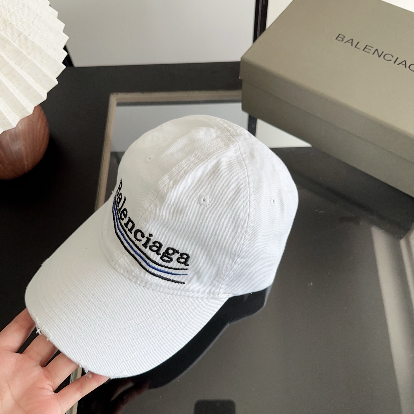 Balencia*a 巴黎世家刺绣字母新款棒球帽 现货秒发🧢简约时尚超级无敌好看的帽子！情侣款！