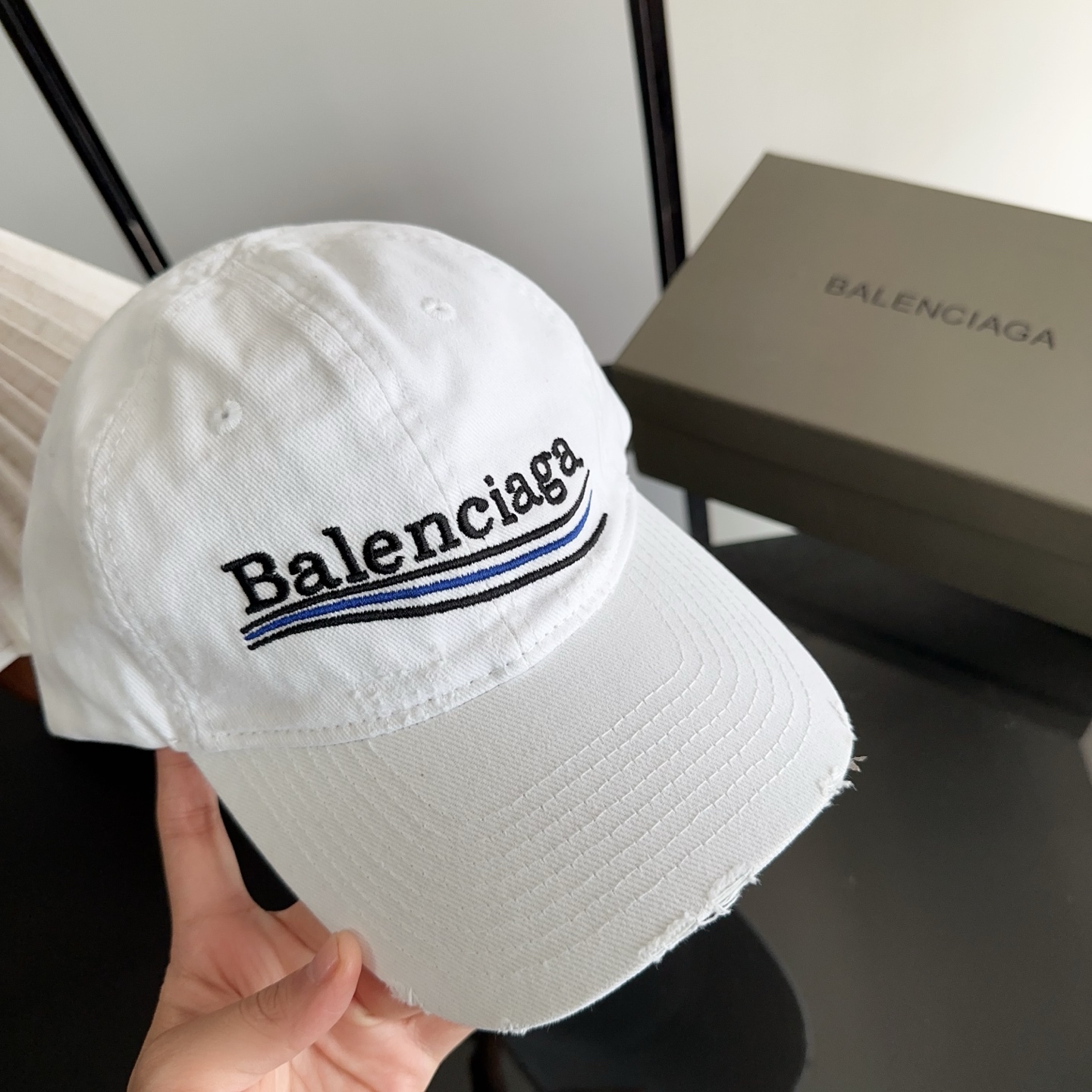 Balencia*a 巴黎世家刺绣字母新款棒球帽 现货秒发🧢简约时尚超级无敌好看的帽子！情侣款！