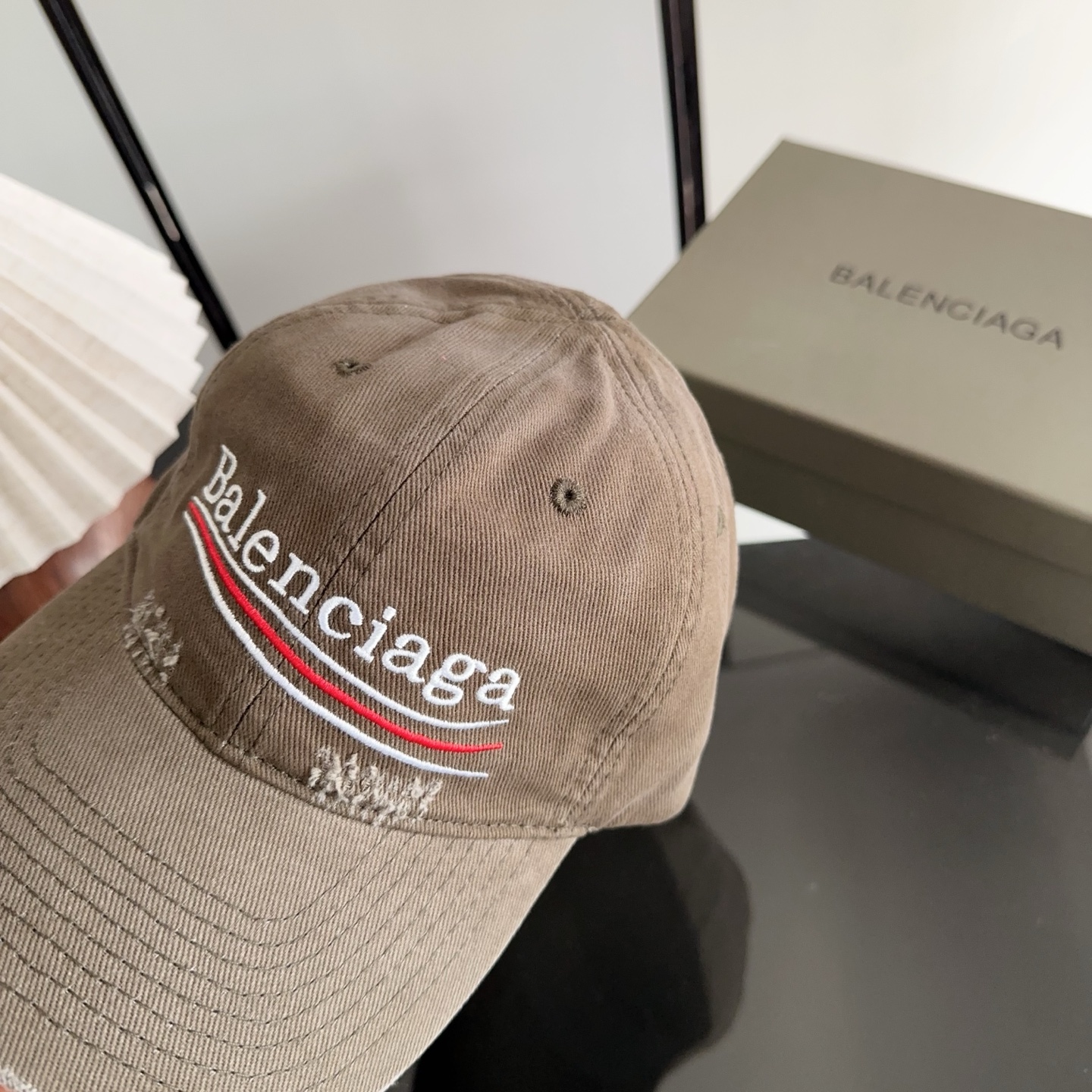 Balencia*a 巴黎世家刺绣字母新款棒球帽 现货秒发🧢简约时尚超级无敌好看的帽子！情侣款！