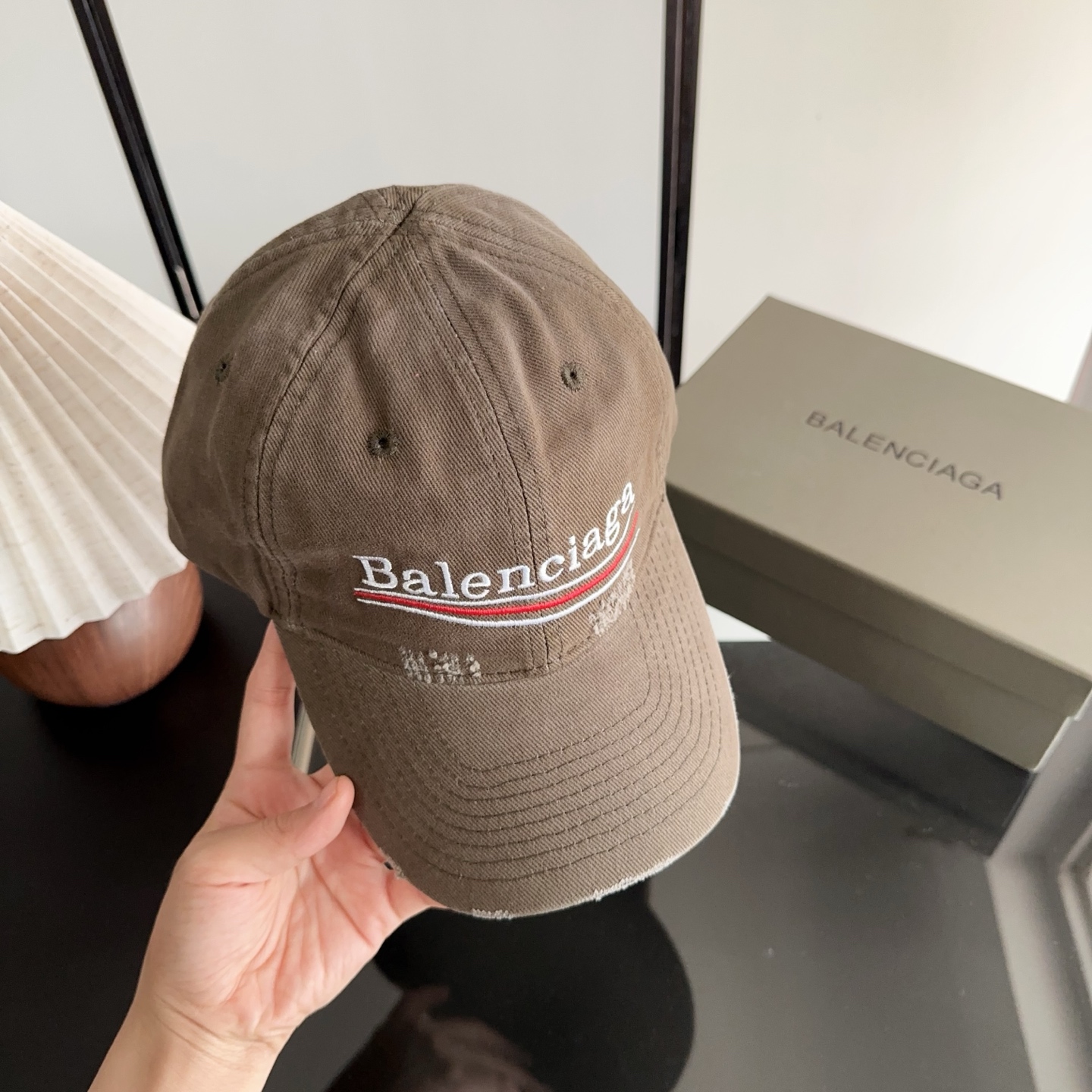 Balencia*a 巴黎世家刺绣字母新款棒球帽 现货秒发🧢简约时尚超级无敌好看的帽子！情侣款！