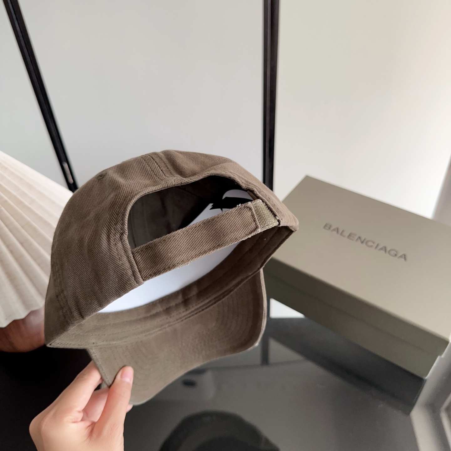 Balencia*a 巴黎世家刺绣字母新款棒球帽 现货秒发🧢简约时尚超级无敌好看的帽子！情侣款！