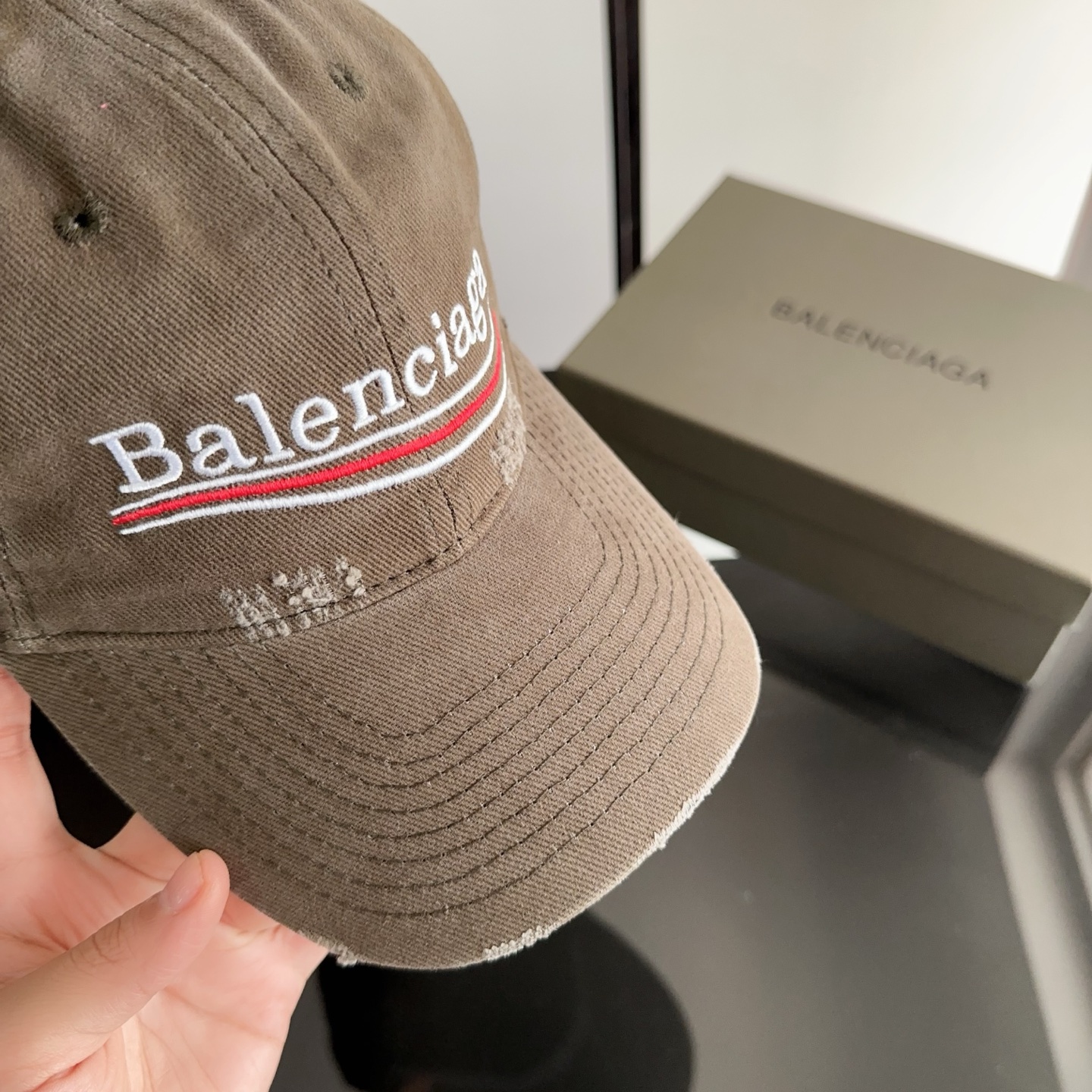Balencia*a 巴黎世家刺绣字母新款棒球帽 现货秒发🧢简约时尚超级无敌好看的帽子！情侣款！