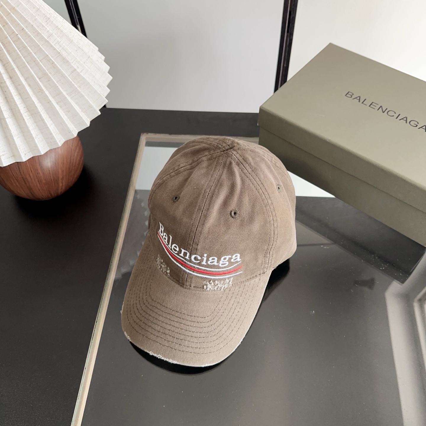 Balencia*a 巴黎世家刺绣字母新款棒球帽 现货秒发🧢简约时尚超级无敌好看的帽子！情侣款！