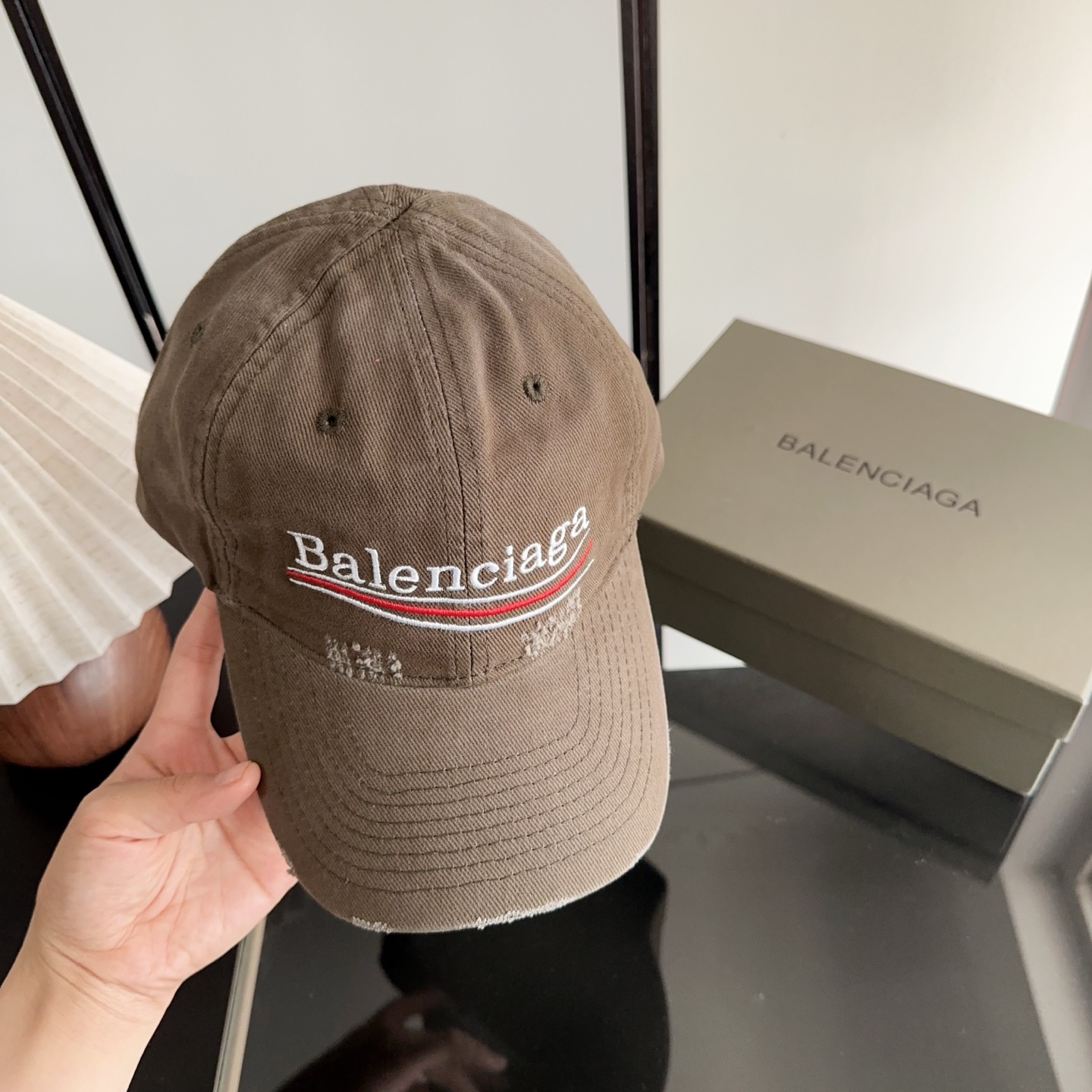 Balencia*a 巴黎世家刺绣字母新款棒球帽 现货秒发🧢简约时尚超级无敌好看的帽子！情侣款！