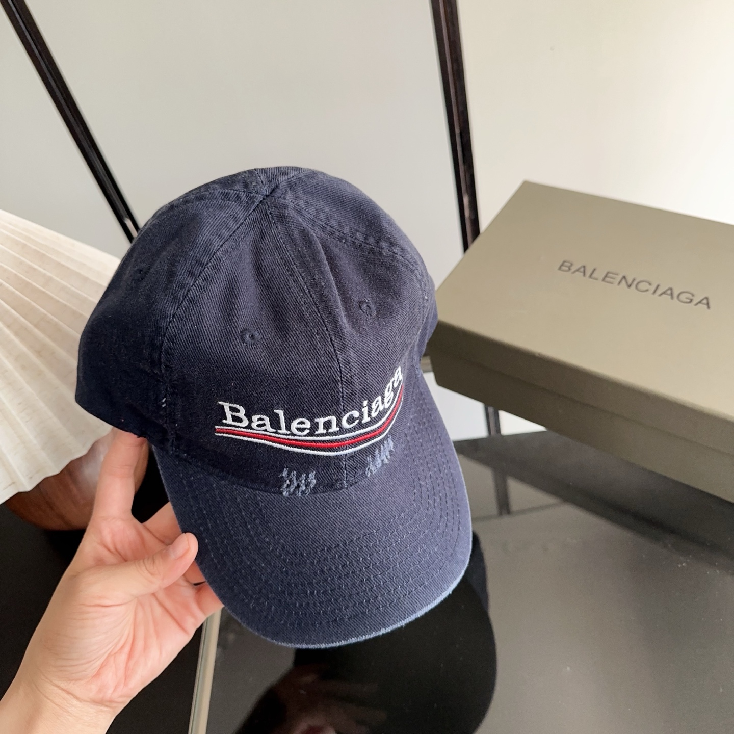 Balencia*a 巴黎世家刺绣字母新款棒球帽 现货秒发🧢简约时尚超级无敌好看的帽子！情侣款！