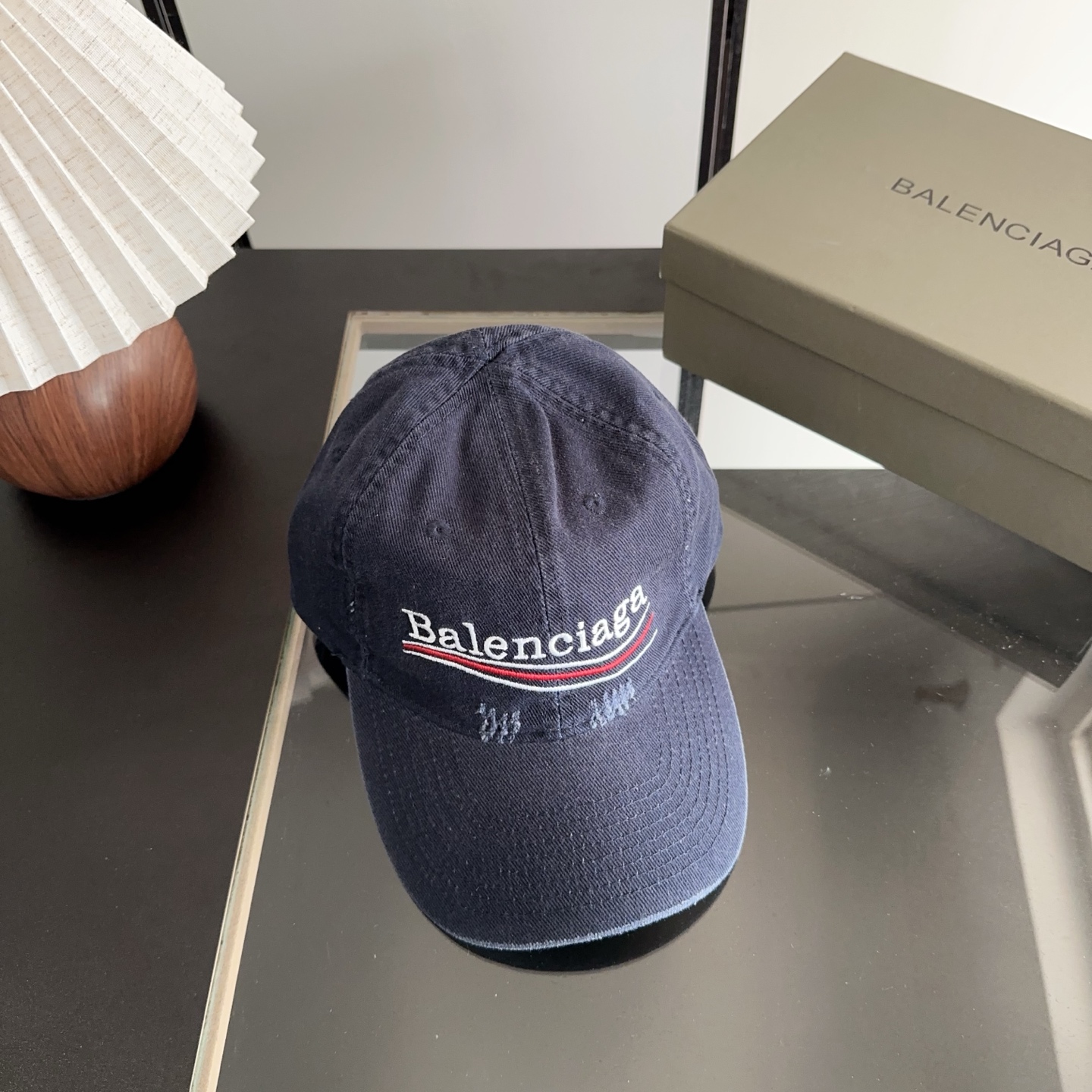 Balencia*a 巴黎世家刺绣字母新款棒球帽 现货秒发🧢简约时尚超级无敌好看的帽子！情侣款！