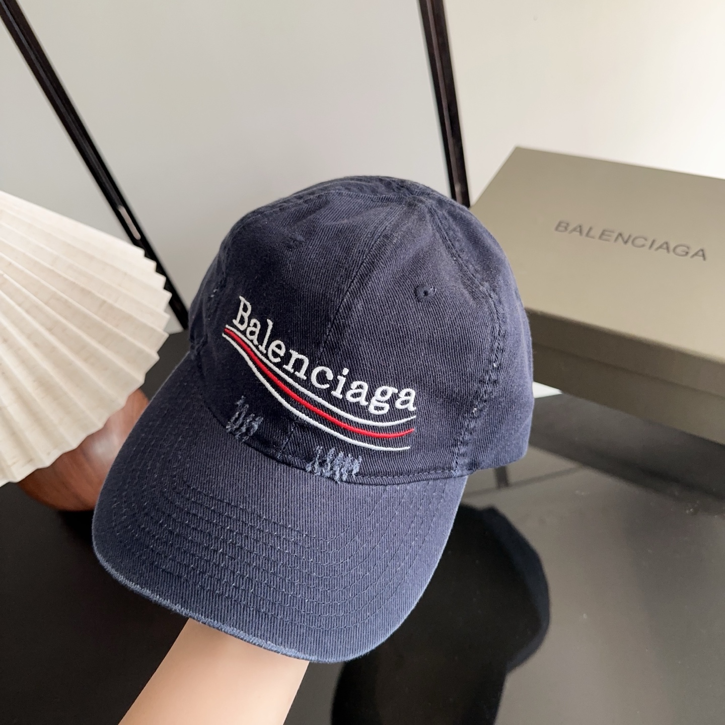 Balencia*a 巴黎世家刺绣字母新款棒球帽 现货秒发🧢简约时尚超级无敌好看的帽子！情侣款！