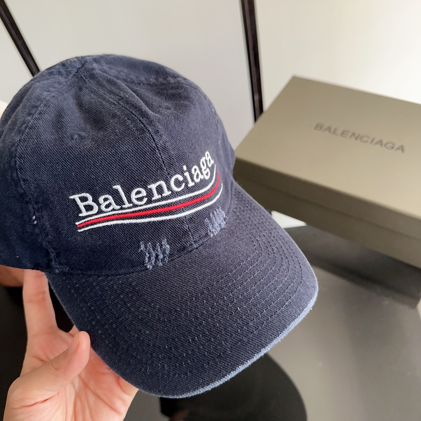 Balencia*a 巴黎世家刺绣字母新款棒球帽 现货秒发🧢简约时尚超级无敌好看的帽子！情侣款！