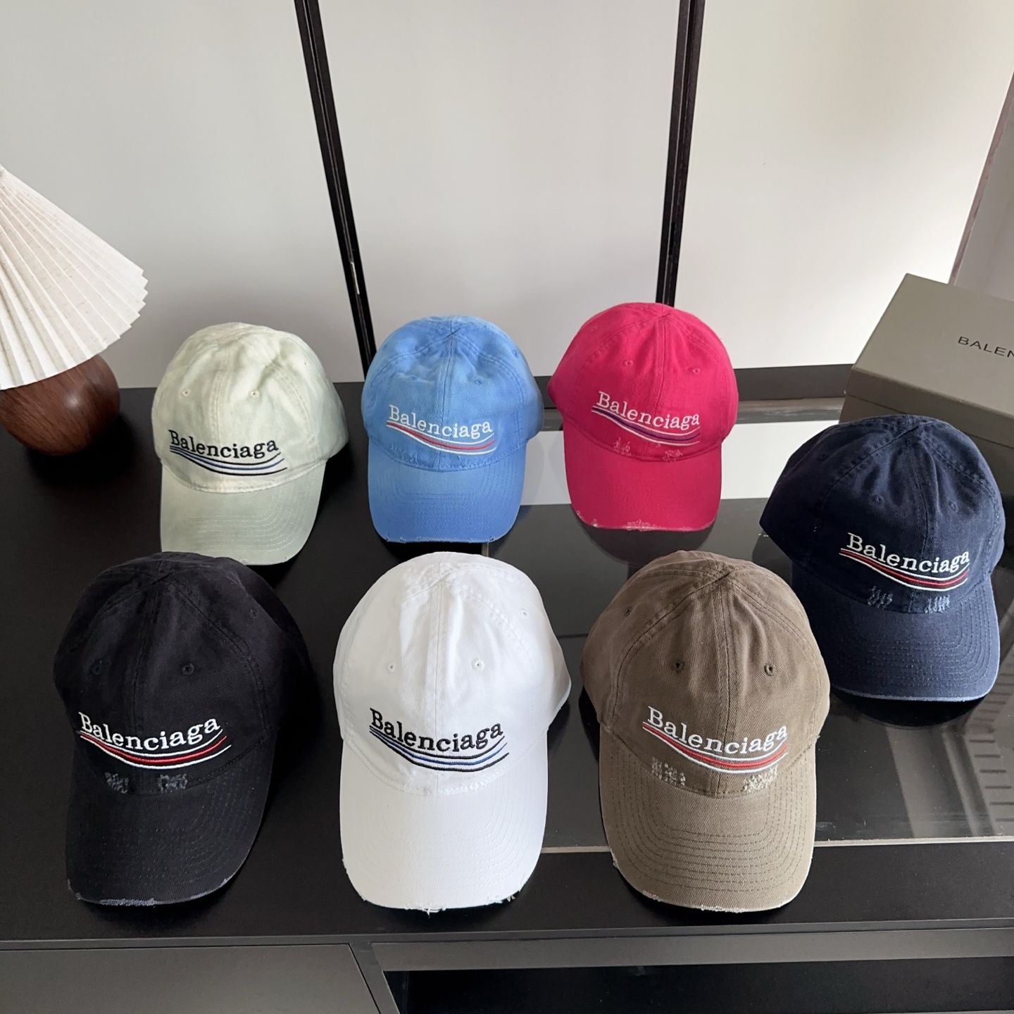 Balencia*a 巴黎世家刺绣字母新款棒球帽 现货秒发🧢简约时尚超级无敌好看的帽子！情侣款！