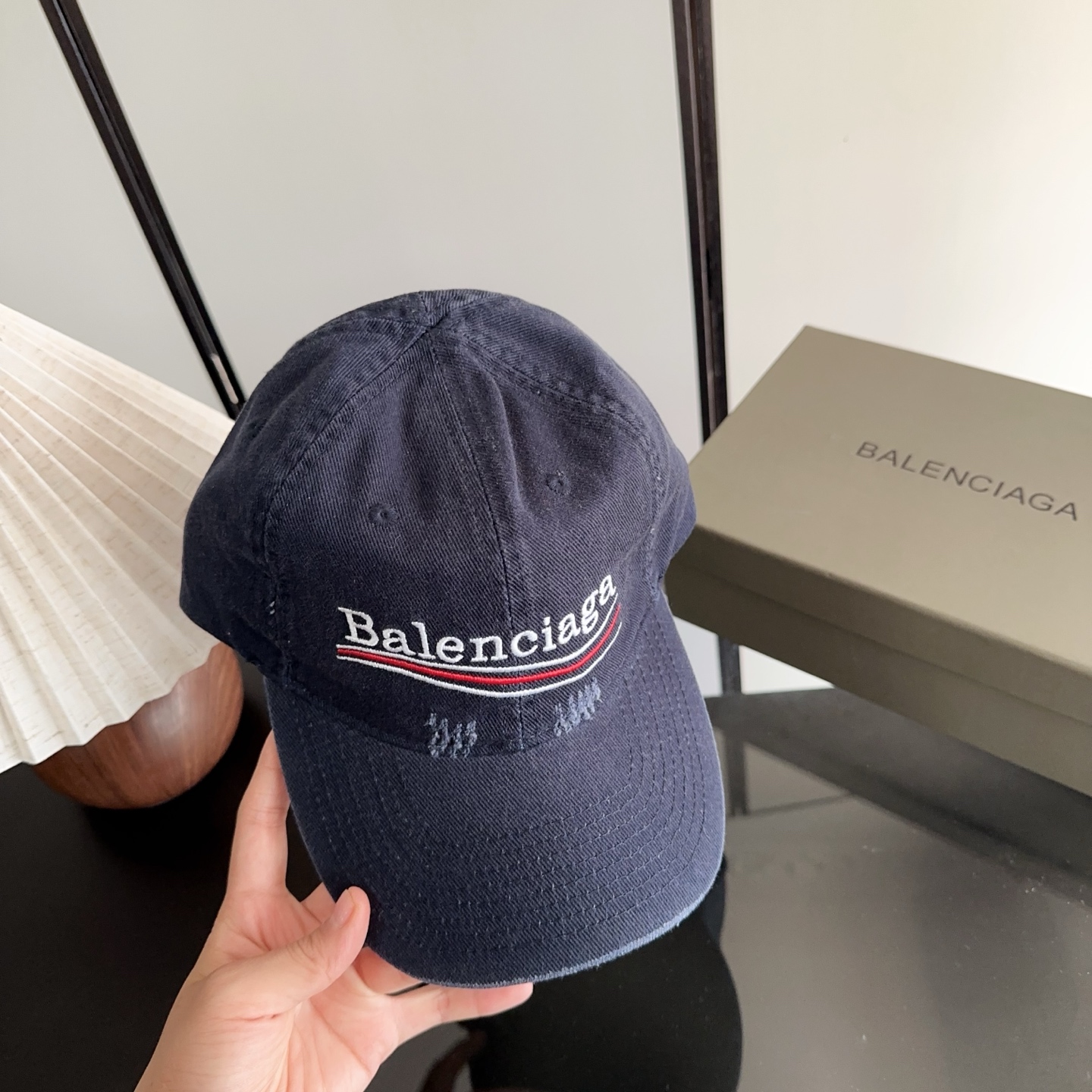Balencia*a 巴黎世家刺绣字母新款棒球帽 现货秒发🧢简约时尚超级无敌好看的帽子！情侣款！