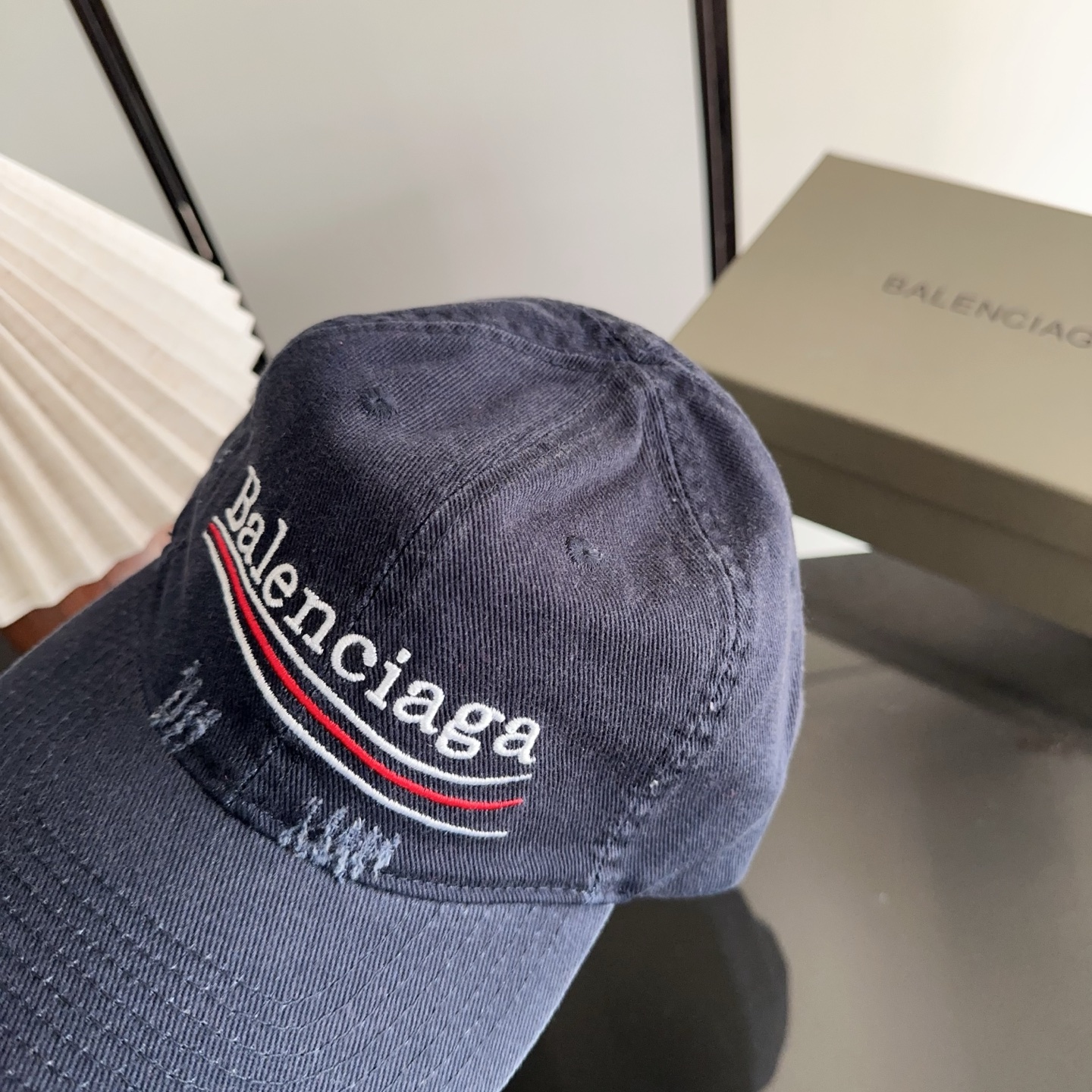 Balencia*a 巴黎世家刺绣字母新款棒球帽 现货秒发🧢简约时尚超级无敌好看的帽子！情侣款！