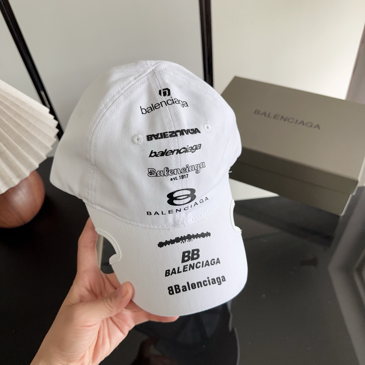 Balencia*a 巴黎世家刺绣字母新款棒球帽 现货秒发🧢简约时尚超级无敌好看的帽子！情侣款！