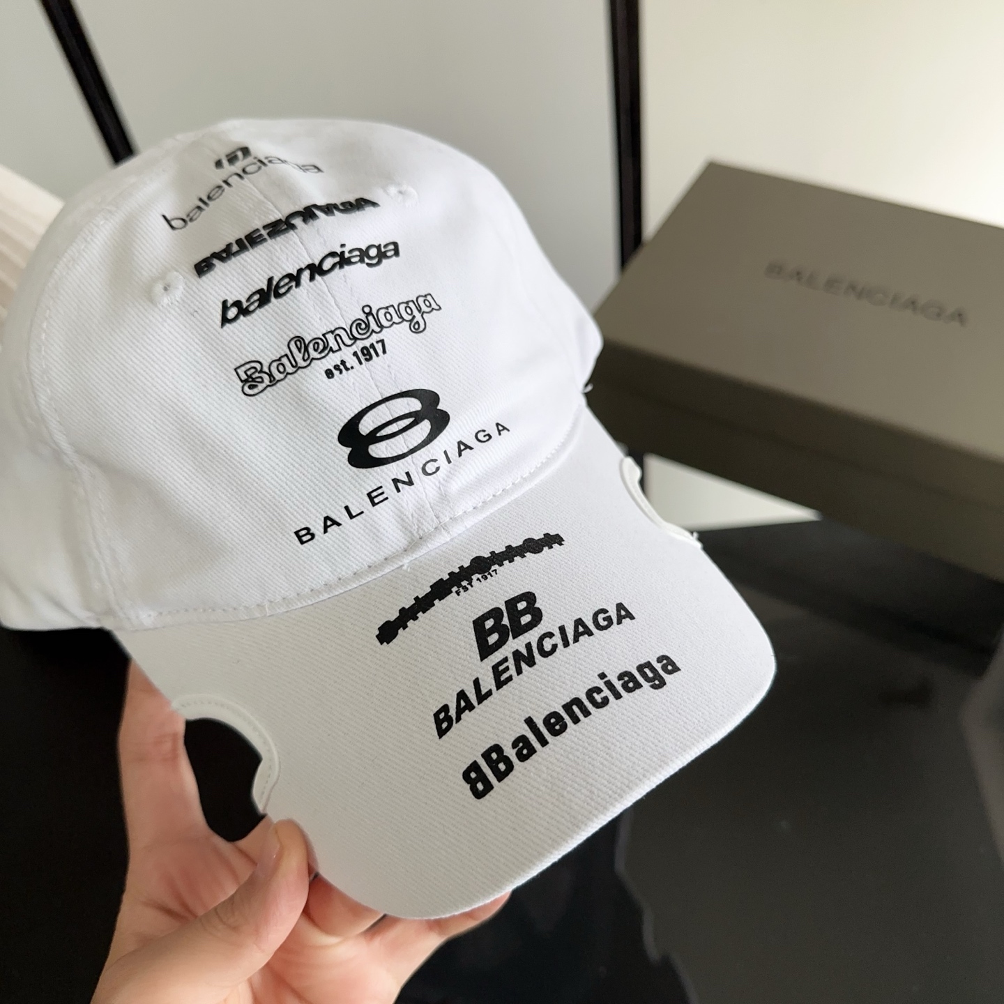 Balencia*a 巴黎世家刺绣字母新款棒球帽 现货秒发🧢简约时尚超级无敌好看的帽子！情侣款！