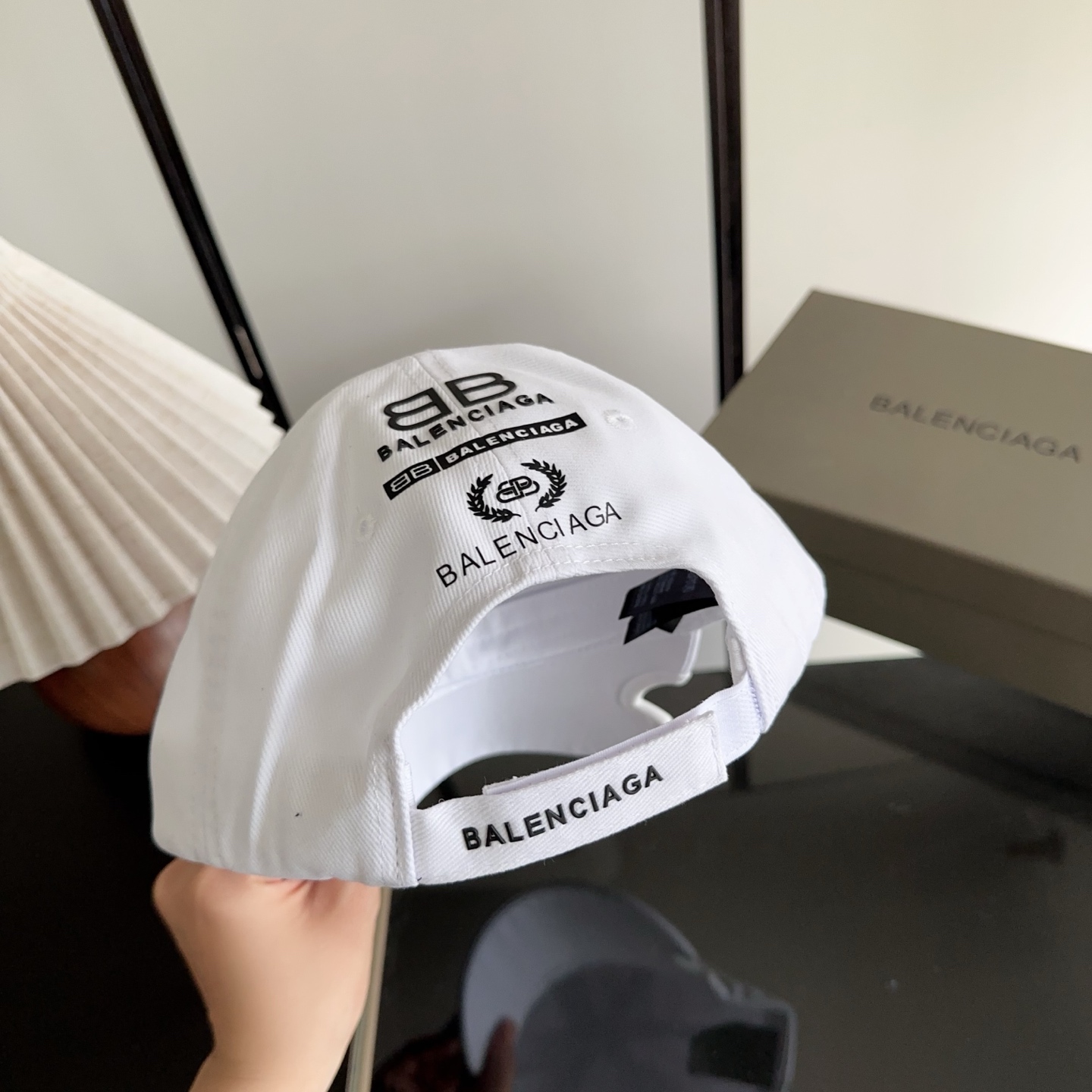 Balencia*a 巴黎世家刺绣字母新款棒球帽 现货秒发🧢简约时尚超级无敌好看的帽子！情侣款！