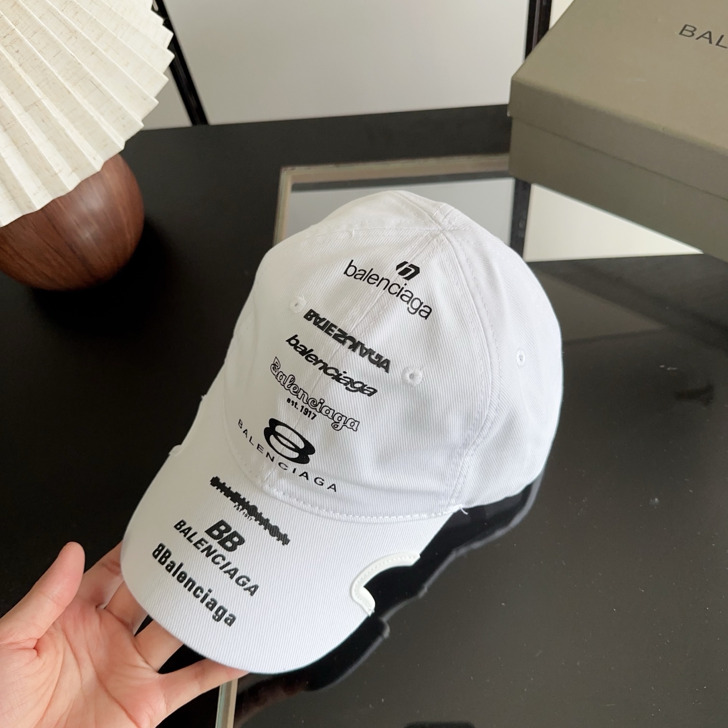 Balencia*a 巴黎世家刺绣字母新款棒球帽 现货秒发🧢简约时尚超级无敌好看的帽子！情侣款！