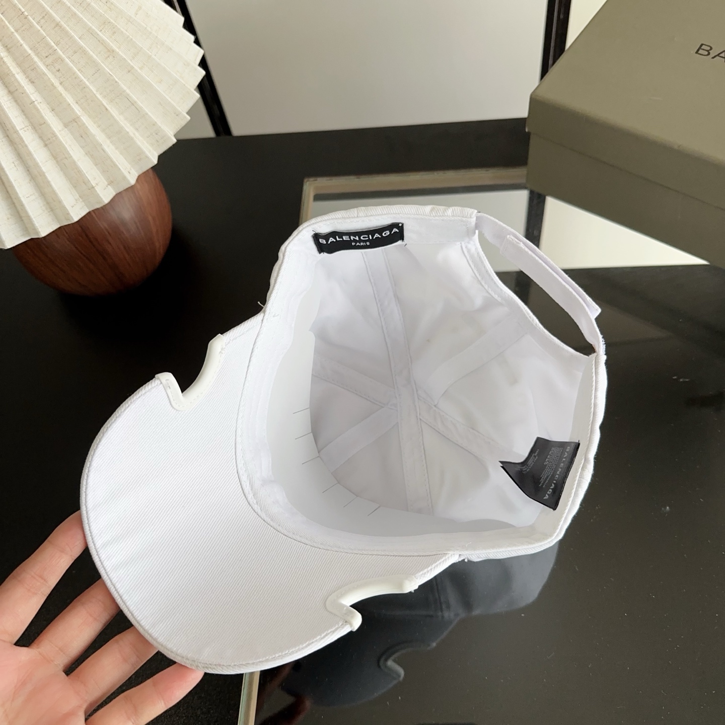 Balencia*a 巴黎世家刺绣字母新款棒球帽 现货秒发🧢简约时尚超级无敌好看的帽子！情侣款！
