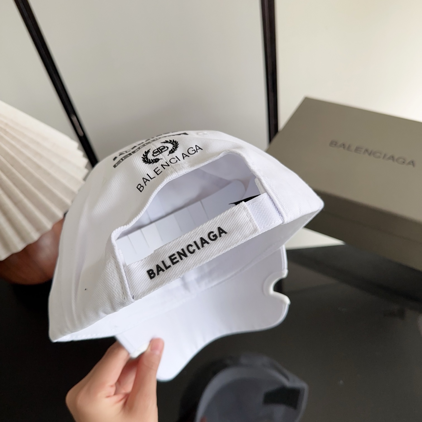 Balencia*a 巴黎世家刺绣字母新款棒球帽 现货秒发🧢简约时尚超级无敌好看的帽子！情侣款！