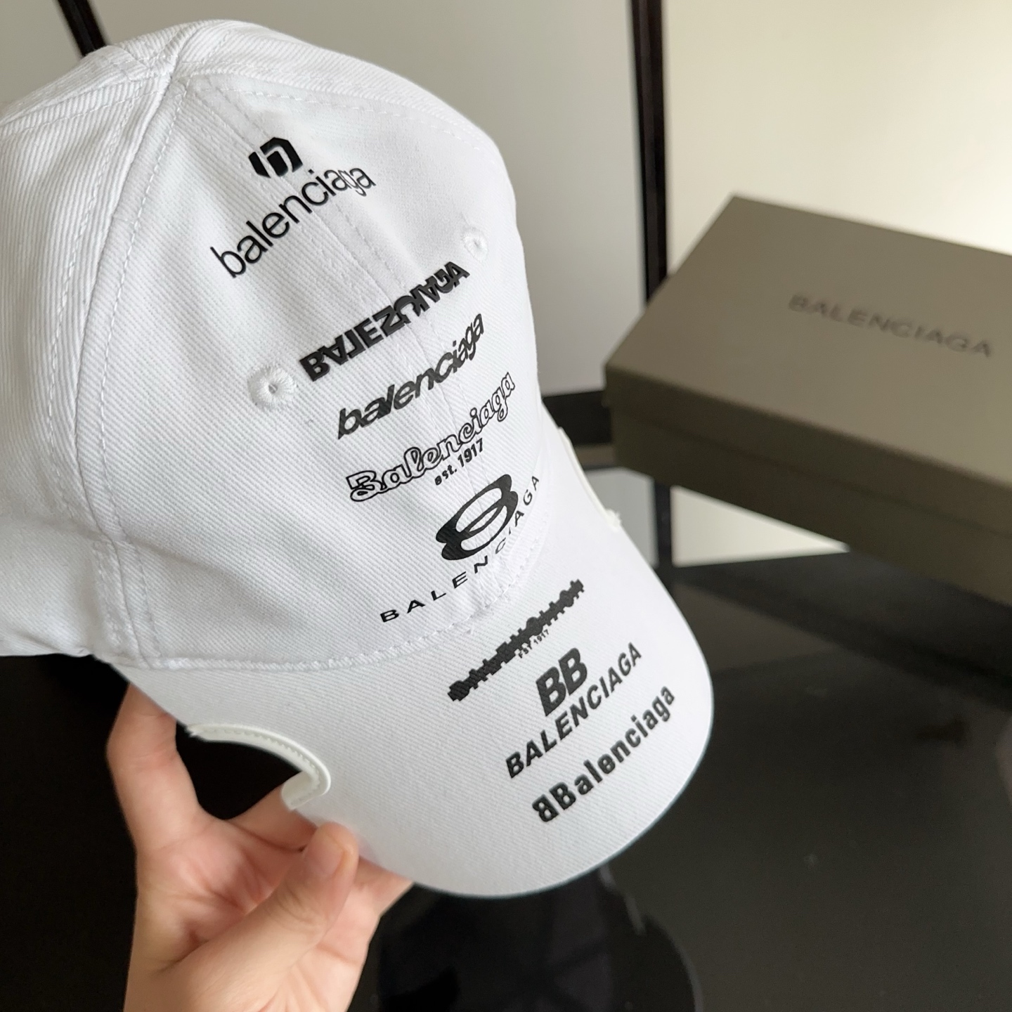 Balencia*a 巴黎世家刺绣字母新款棒球帽 现货秒发🧢简约时尚超级无敌好看的帽子！情侣款！