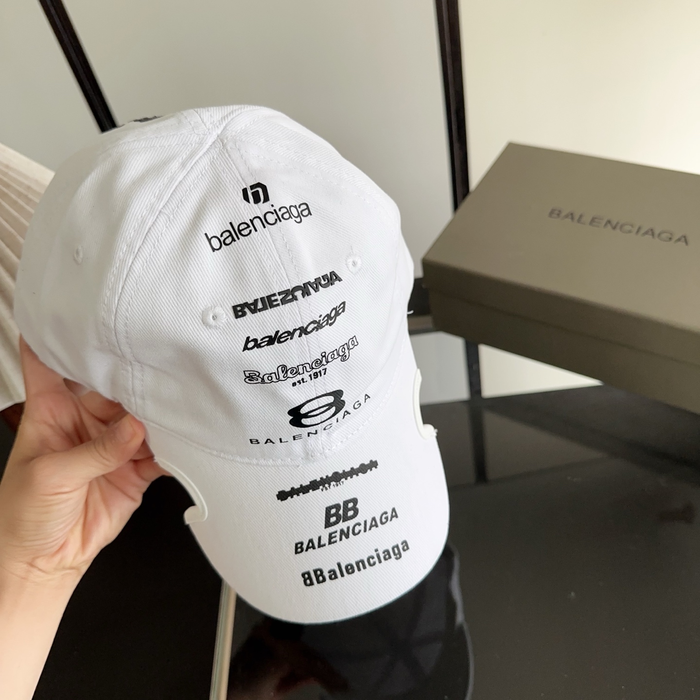 Balencia*a 巴黎世家刺绣字母新款棒球帽 现货秒发🧢简约时尚超级无敌好看的帽子！情侣款！