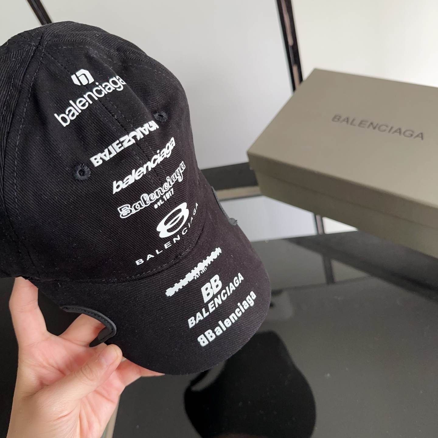 Balencia*a 巴黎世家刺绣字母新款棒球帽 现货秒发🧢简约时尚超级无敌好看的帽子！情侣款！